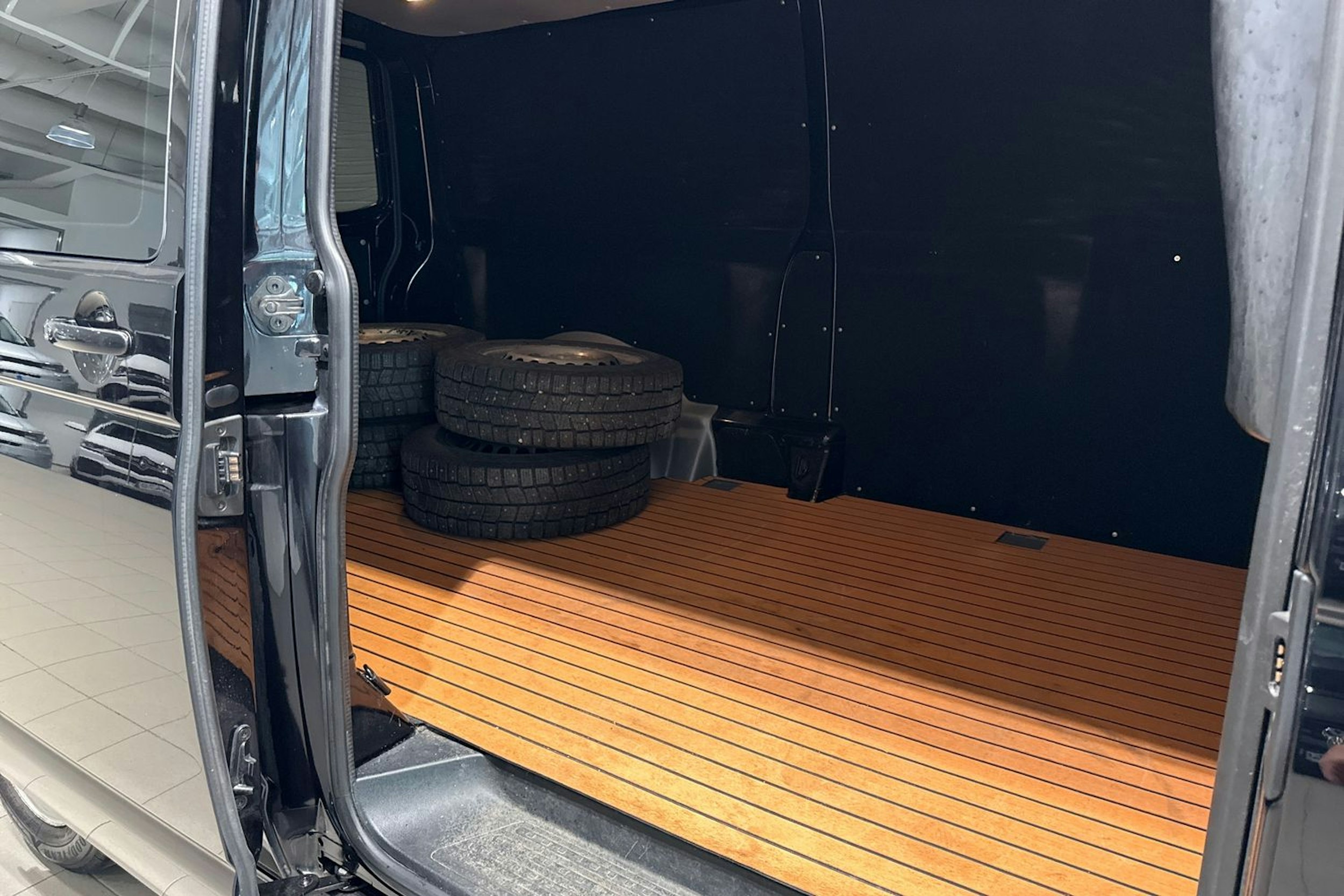 musta Volkswagen Transporter 2019 kuva 16.