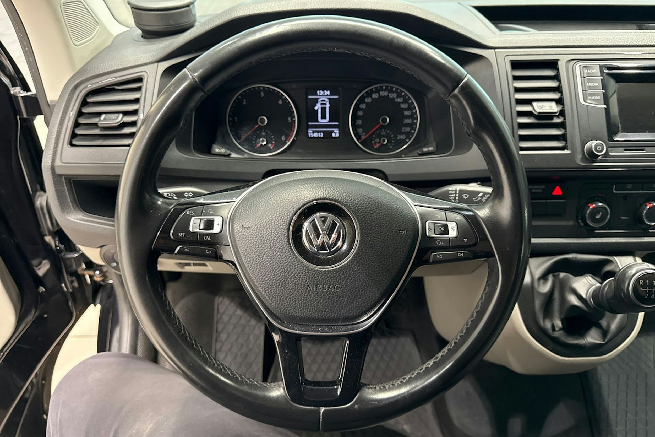 musta Volkswagen Transporter 2019 kuva 17.