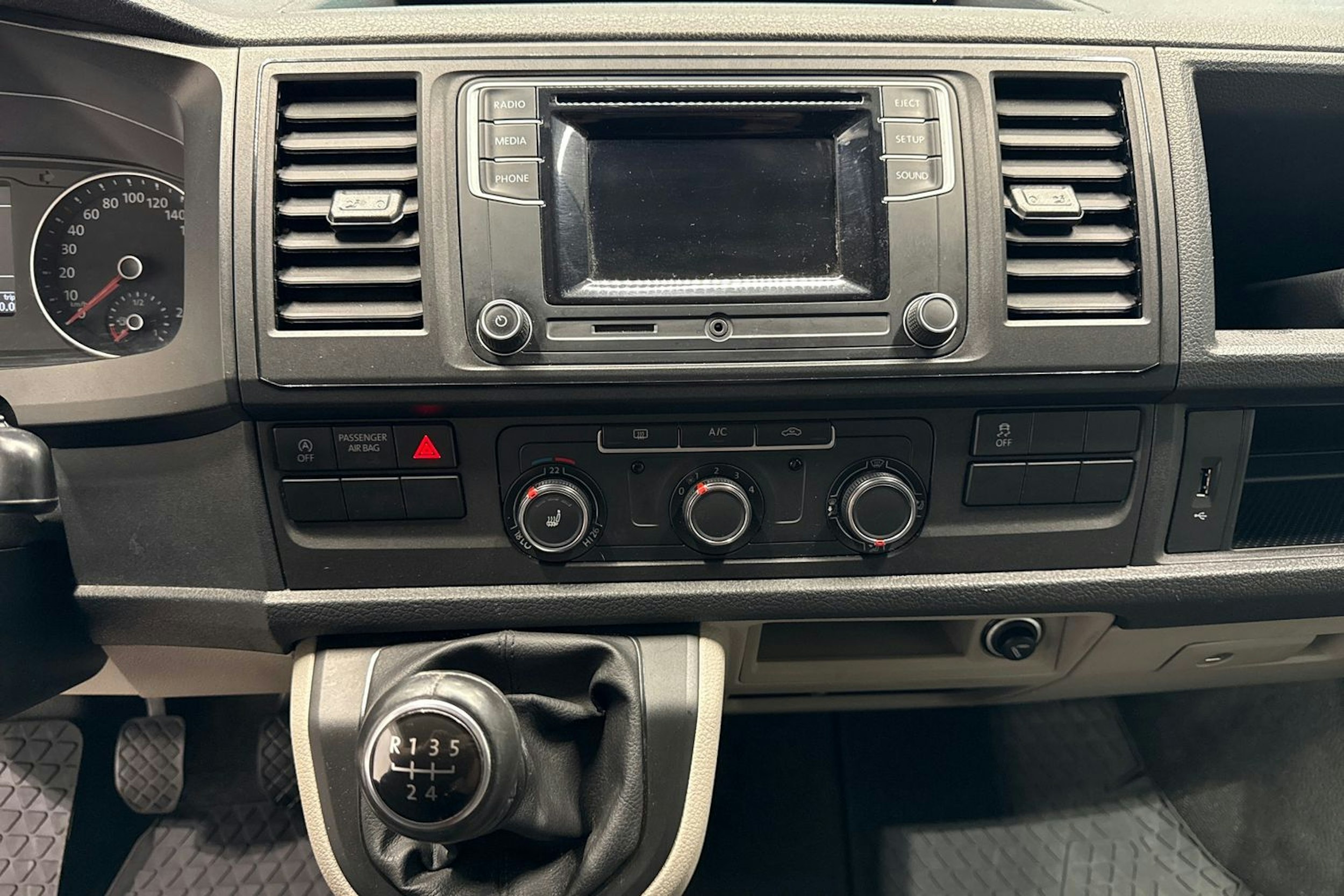 musta Volkswagen Transporter 2019 kuva 20.