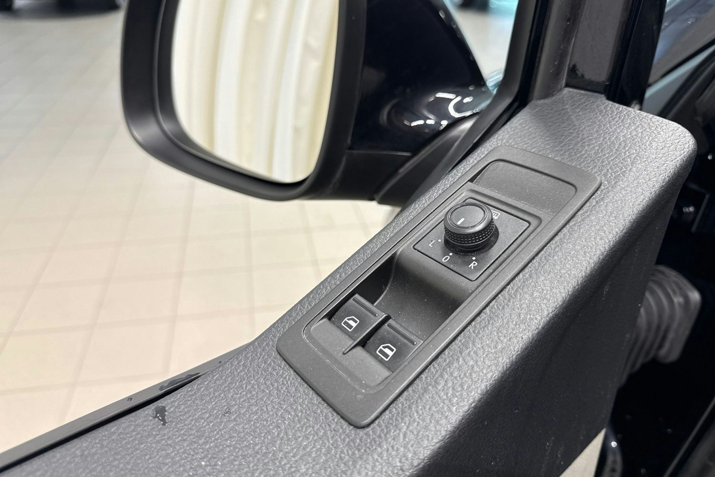 musta Volkswagen Transporter 2019 kuva 22.