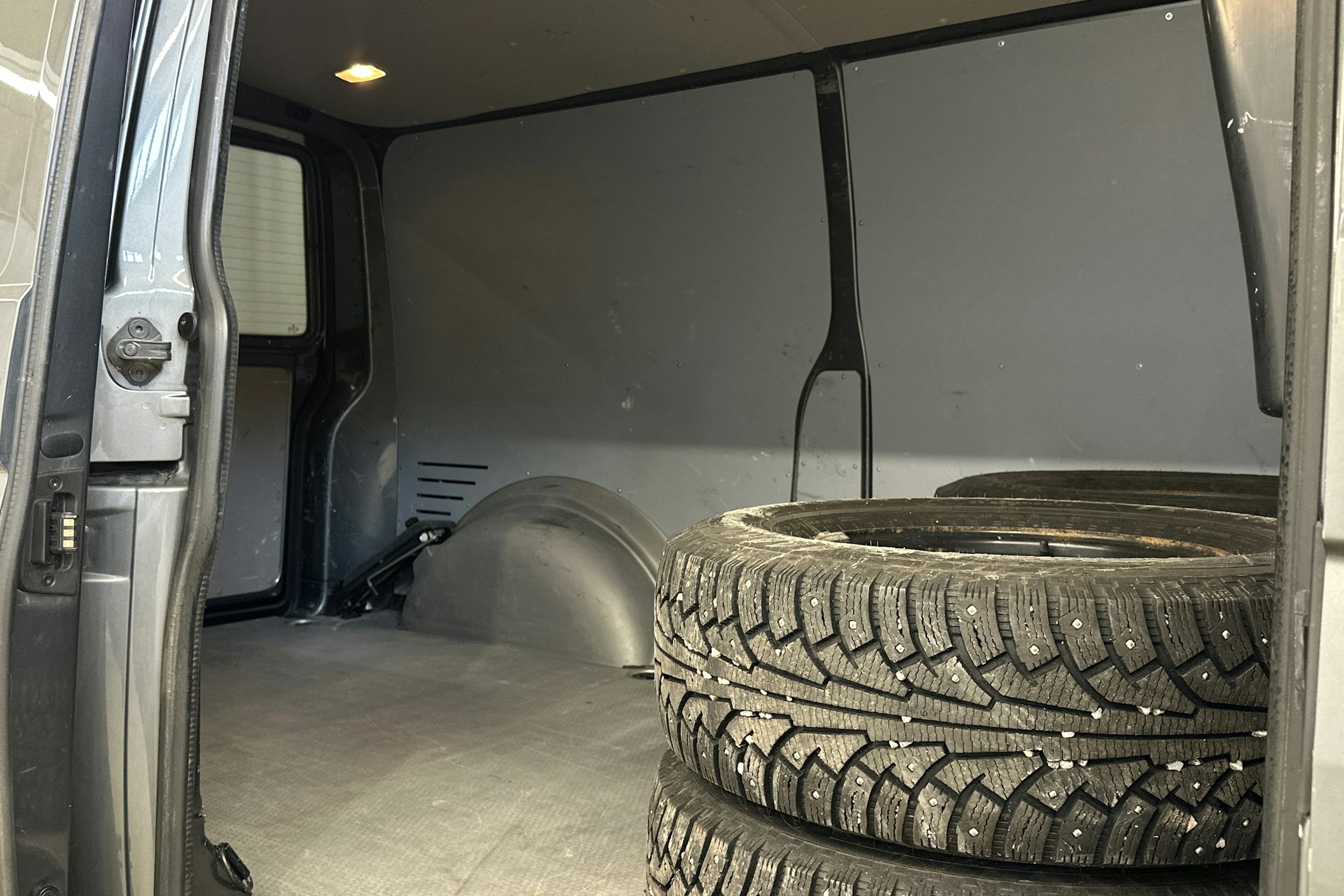 met. harmaa Volkswagen Transporter 2019 kuva 11.