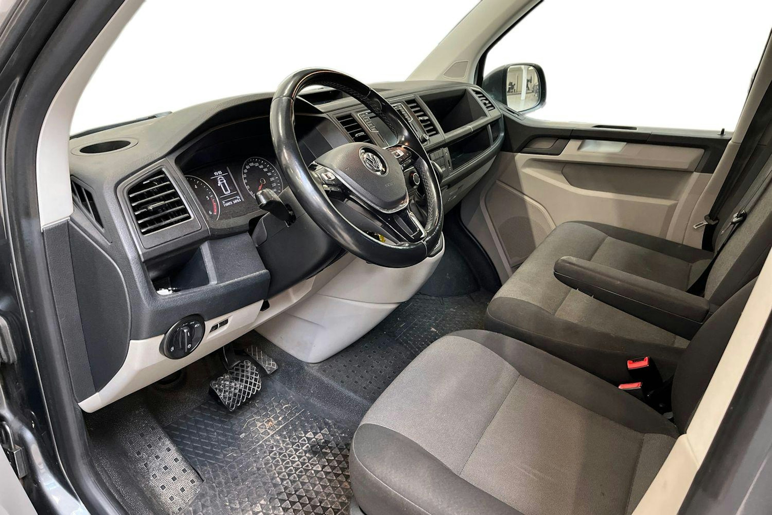 harmaa Volkswagen Transporter 2019 kuva 3.