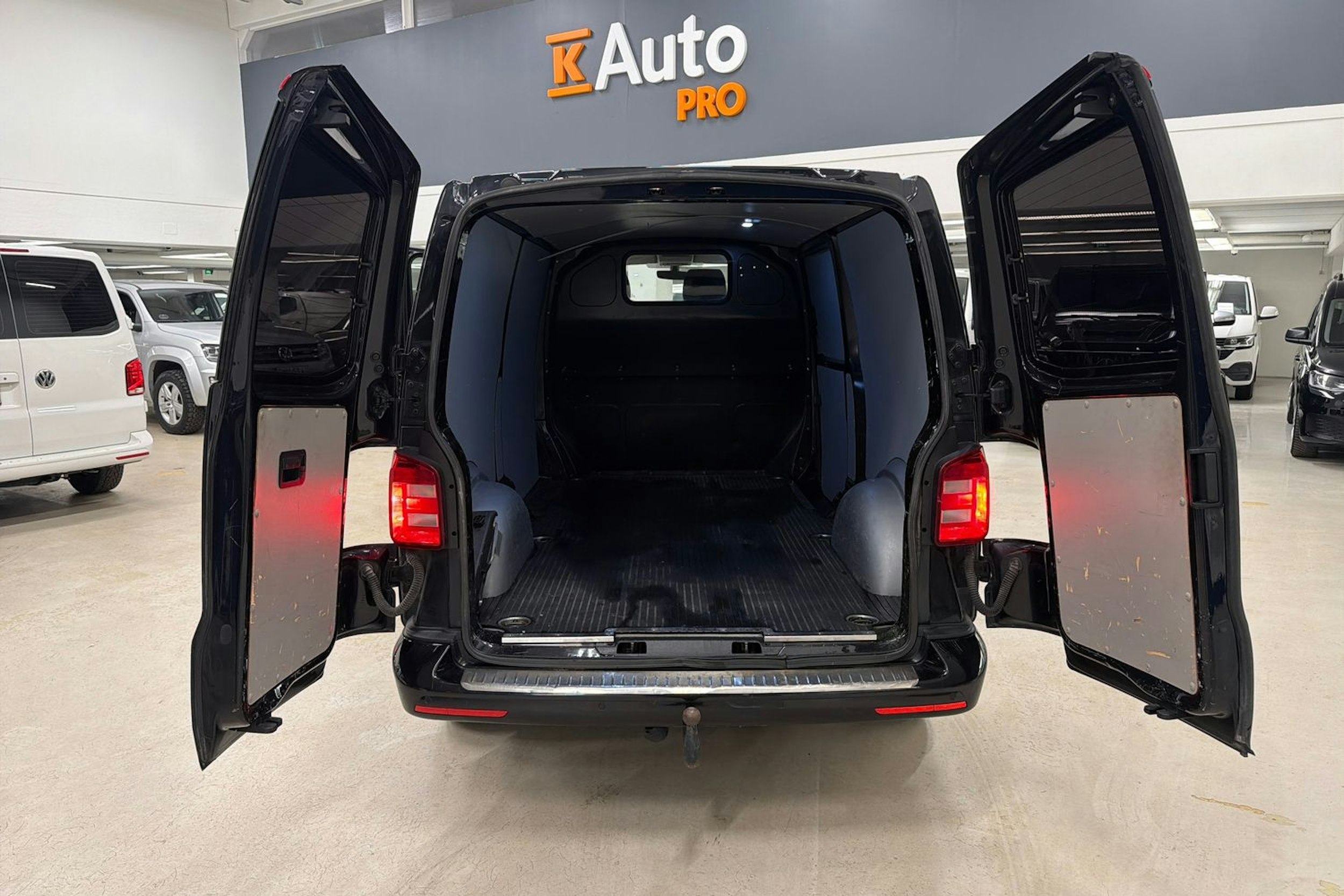 musta Volkswagen Transporter 2019 kuva 21.