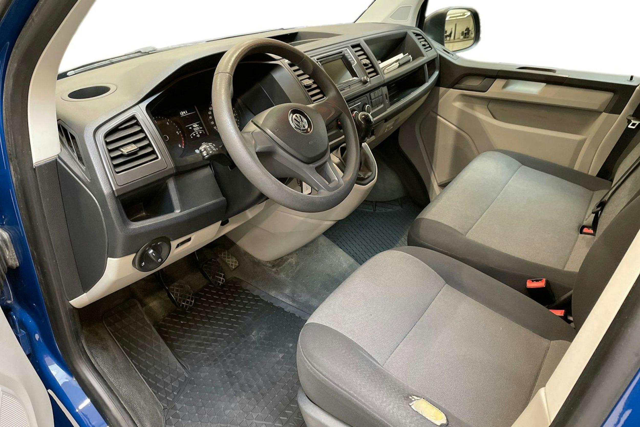 sininen Volkswagen Transporter 2019 kuva 7.