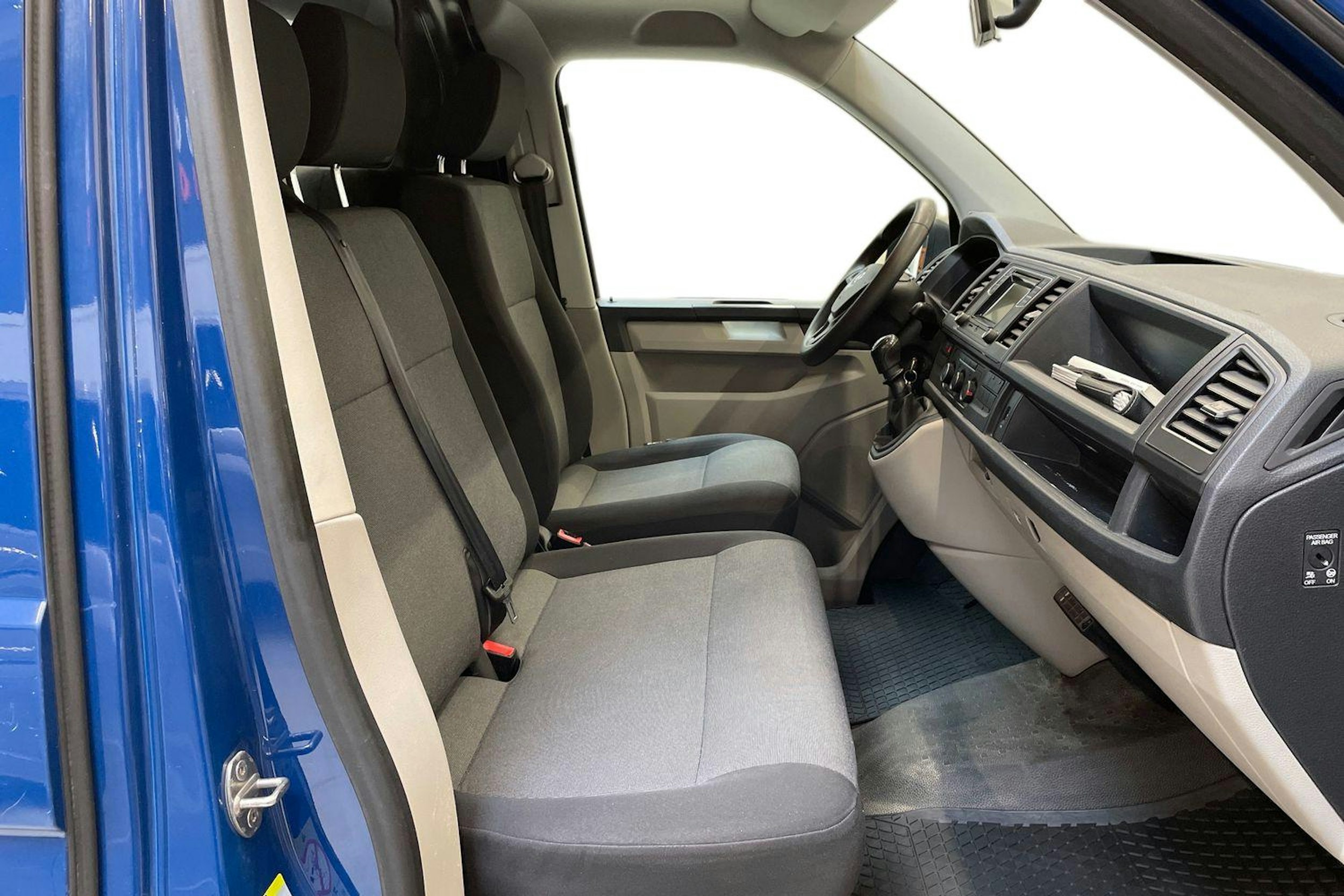 sininen Volkswagen Transporter 2019 kuva 10.