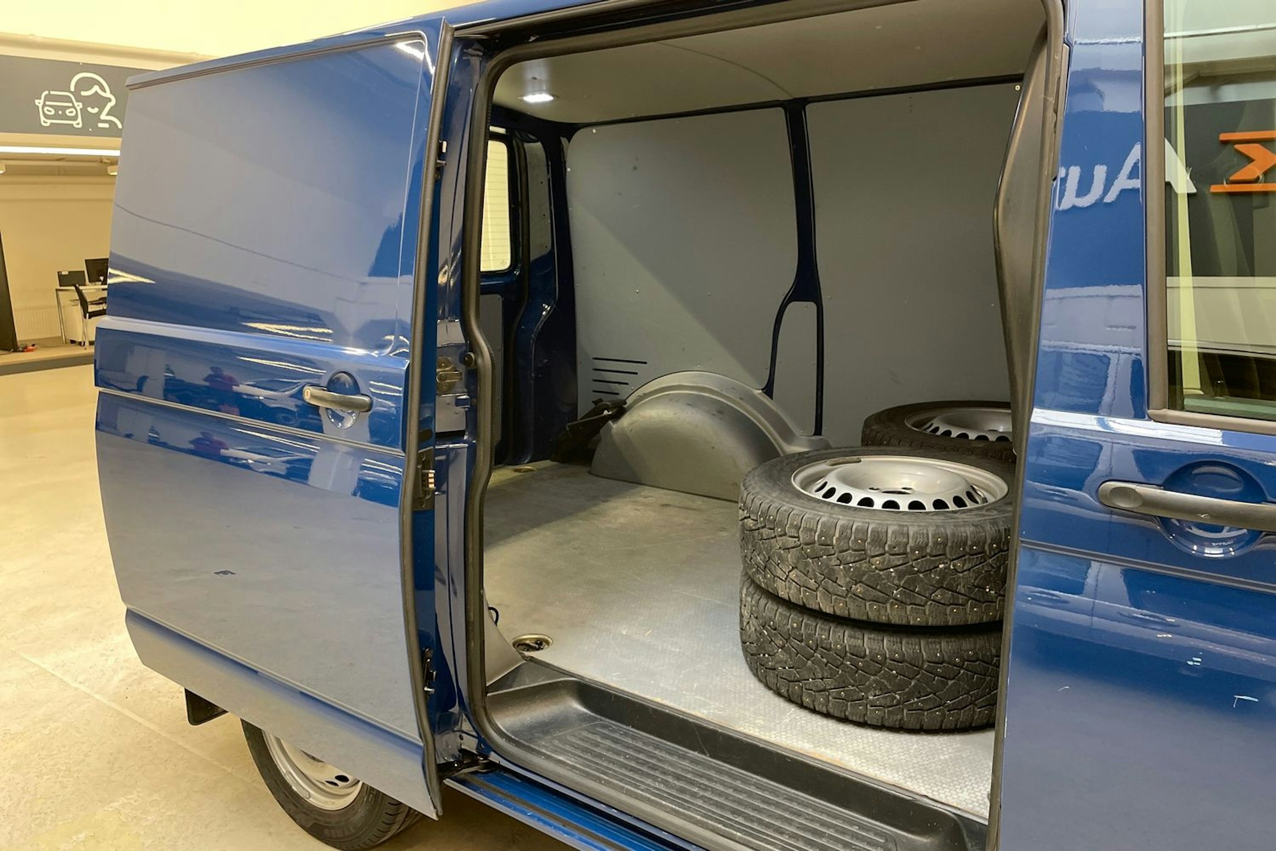 sininen Volkswagen Transporter 2019 kuva 13.