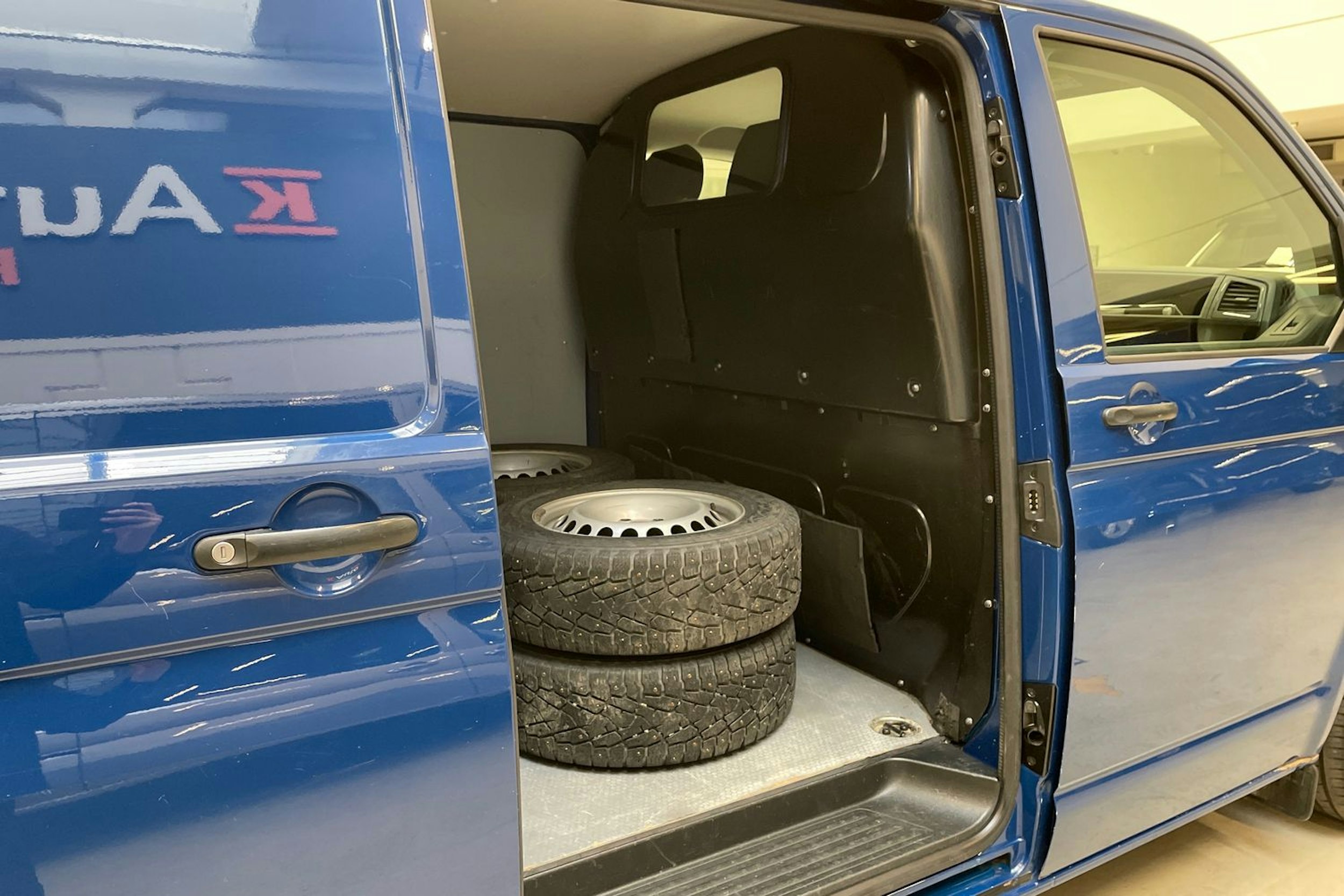 sininen Volkswagen Transporter 2019 kuva 14.