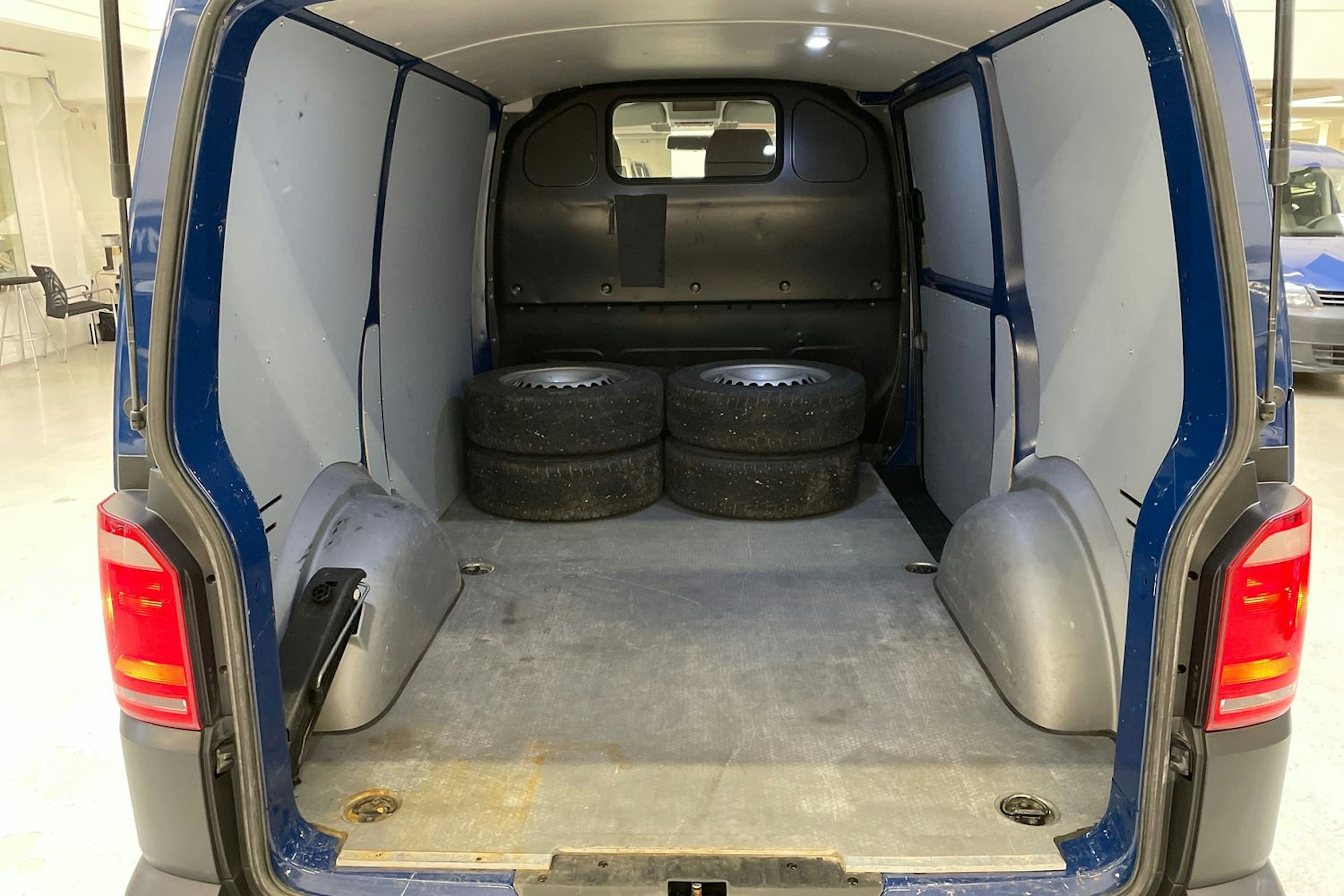 sininen Volkswagen Transporter 2019 kuva 15.