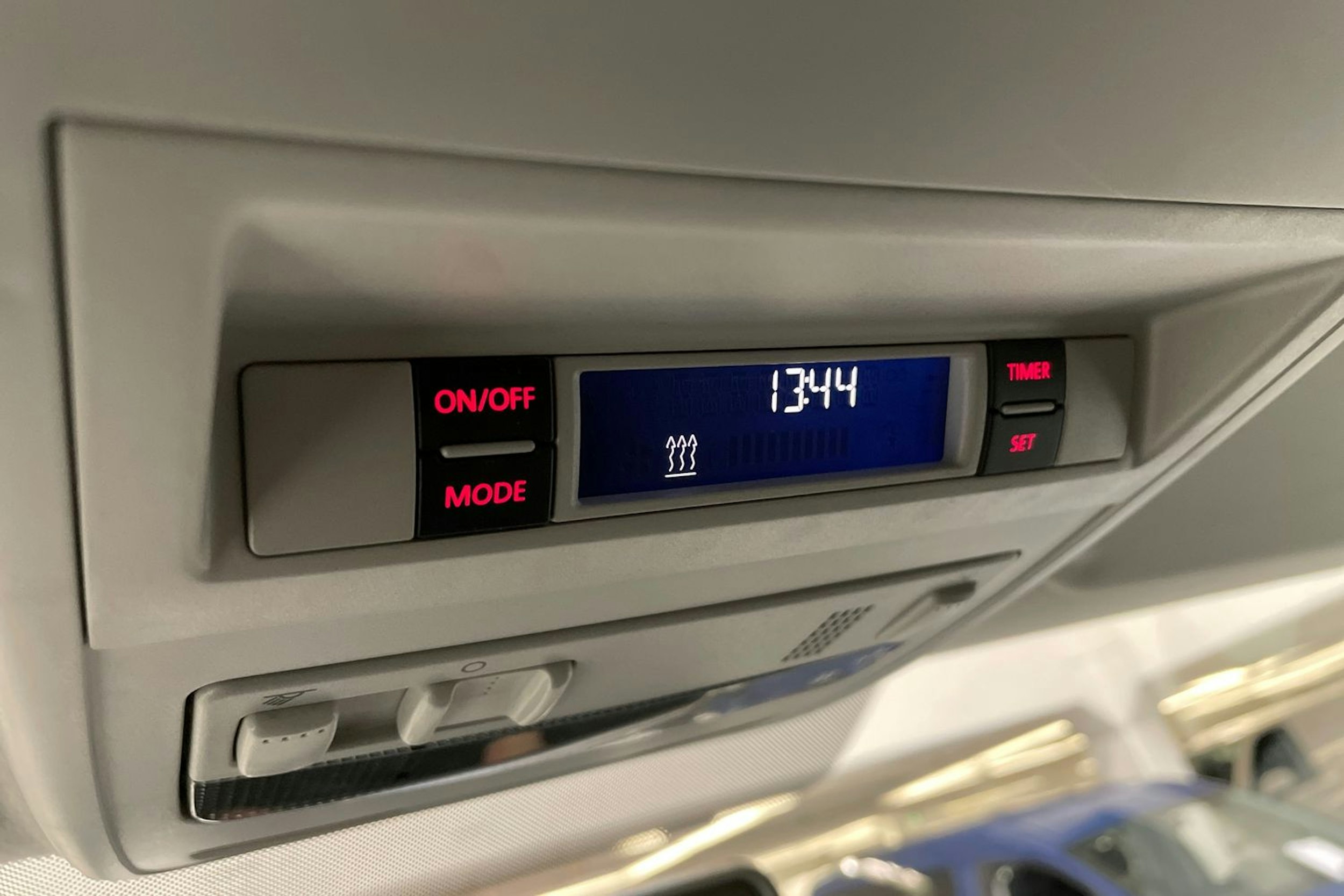 sininen Volkswagen Transporter 2019 kuva 18.