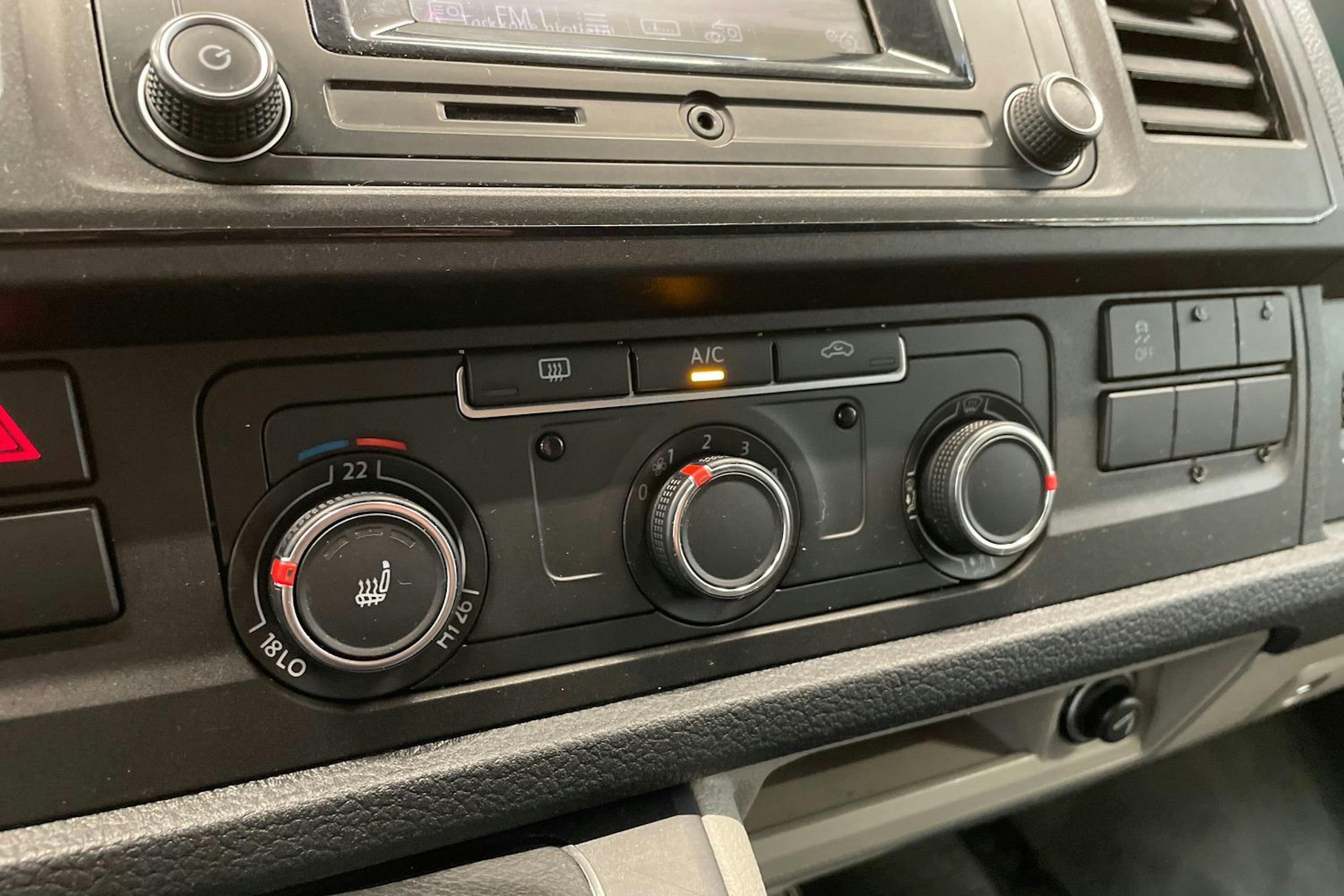 sininen Volkswagen Transporter 2019 kuva 20.