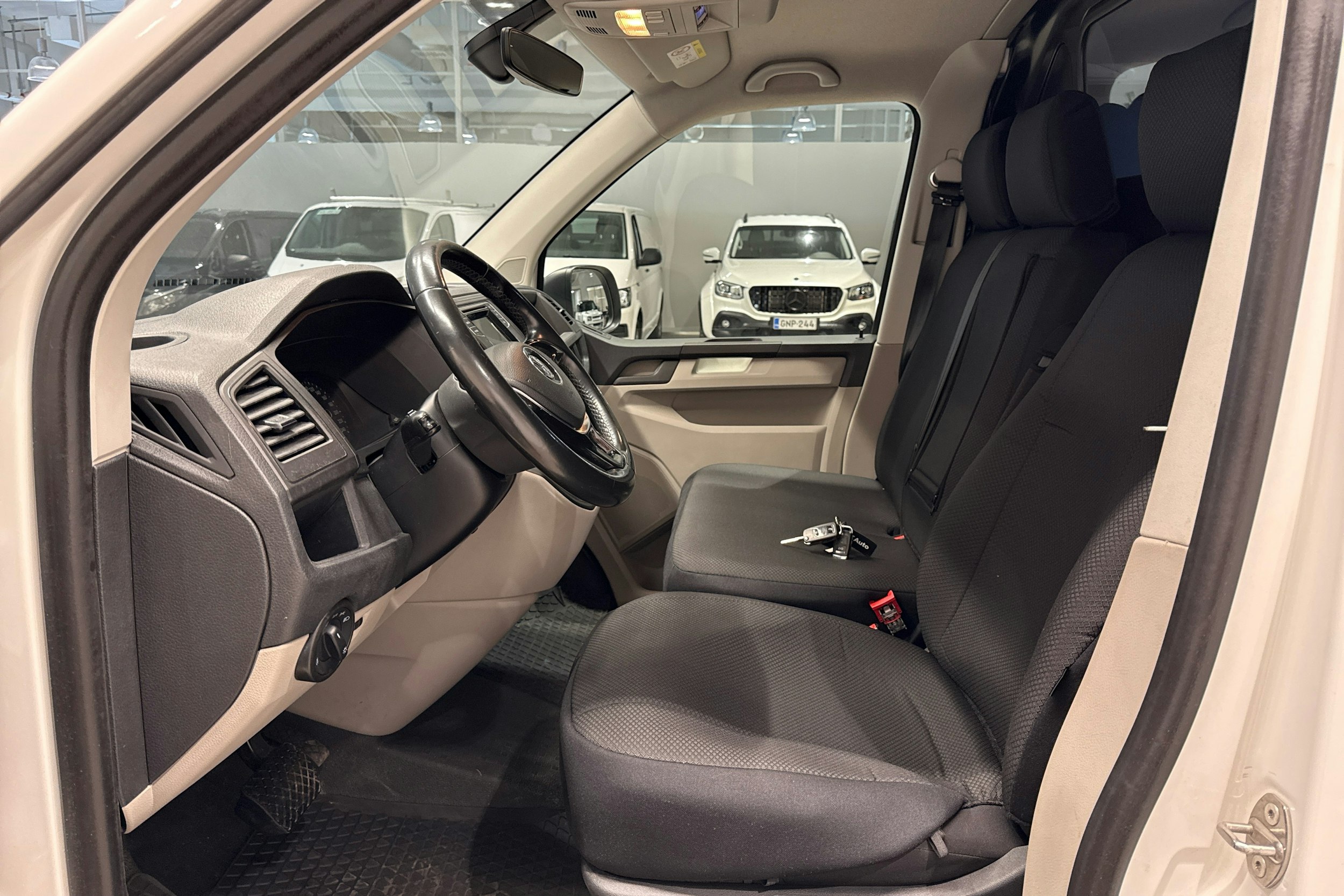 valkoinen Volkswagen Transporter 2019 kuva 7.