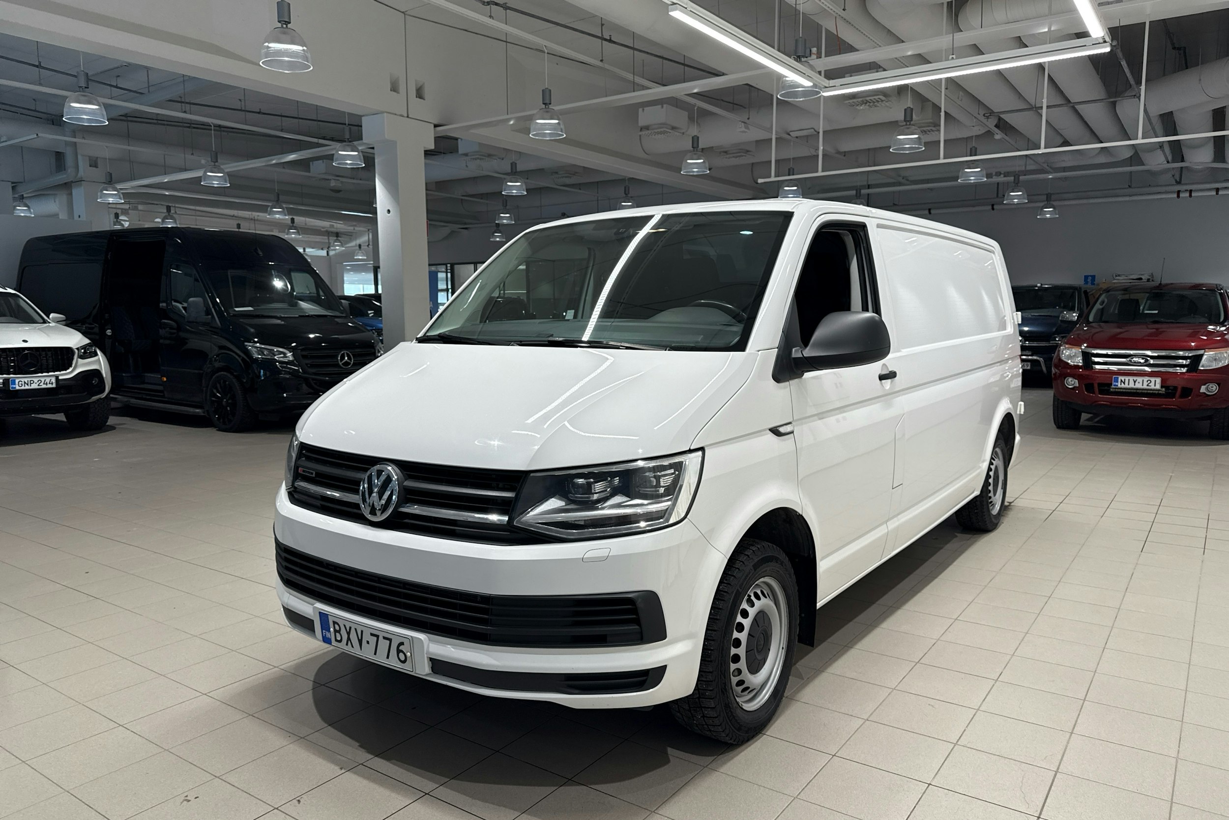 valkoinen Volkswagen Transporter 2019 kuva 10.