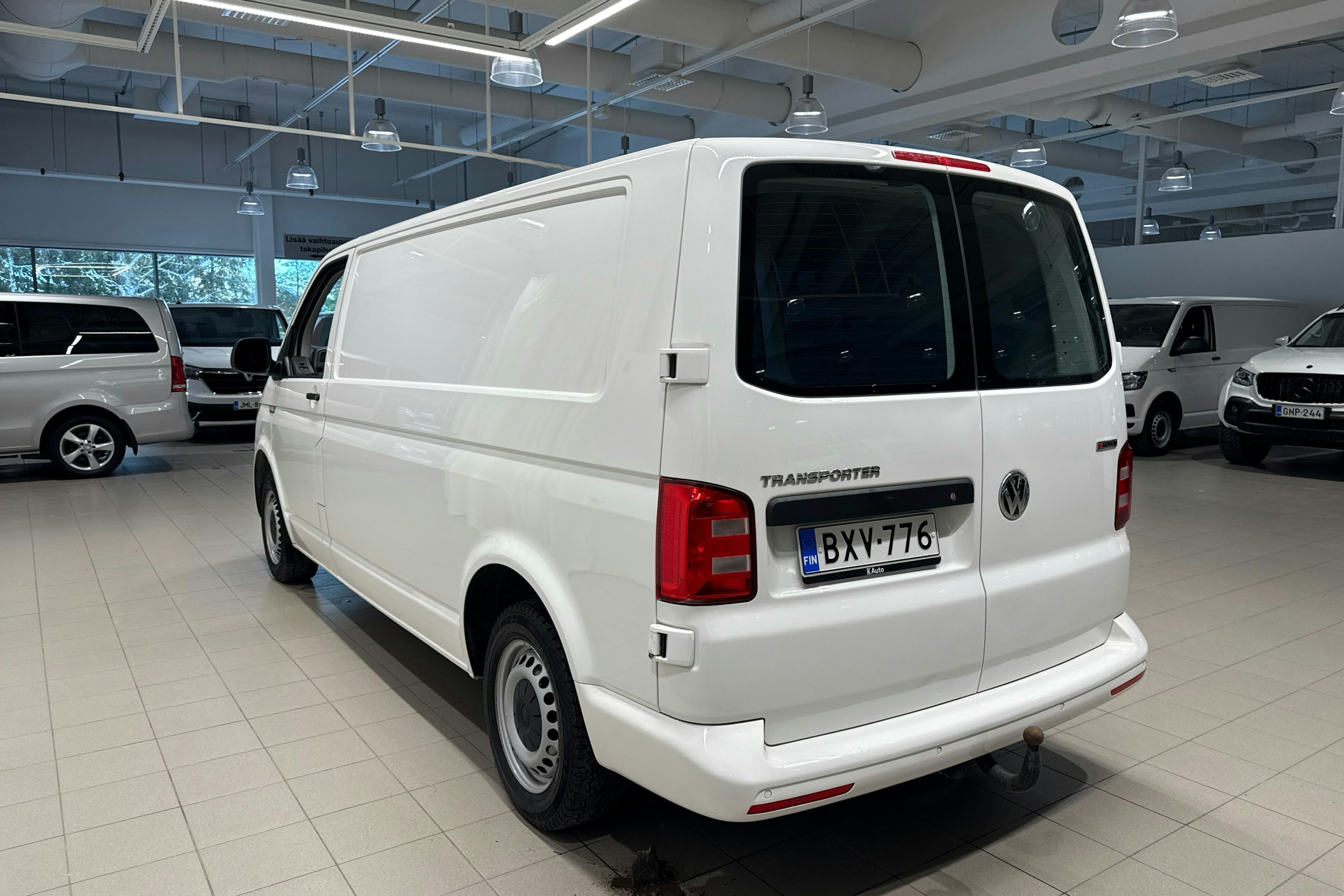 valkoinen Volkswagen Transporter 2019 kuva 11.