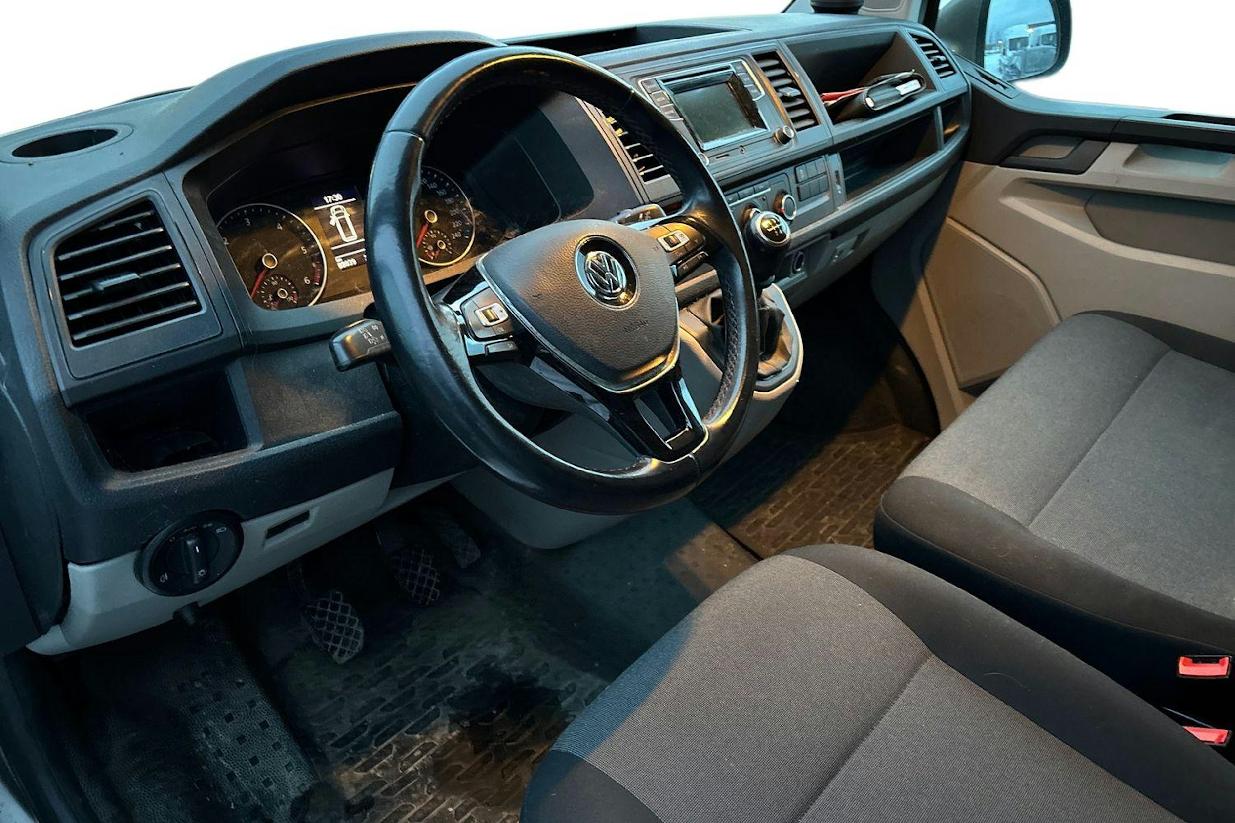 ruskea (beige) Volkswagen Transporter 2019 kuva 3.