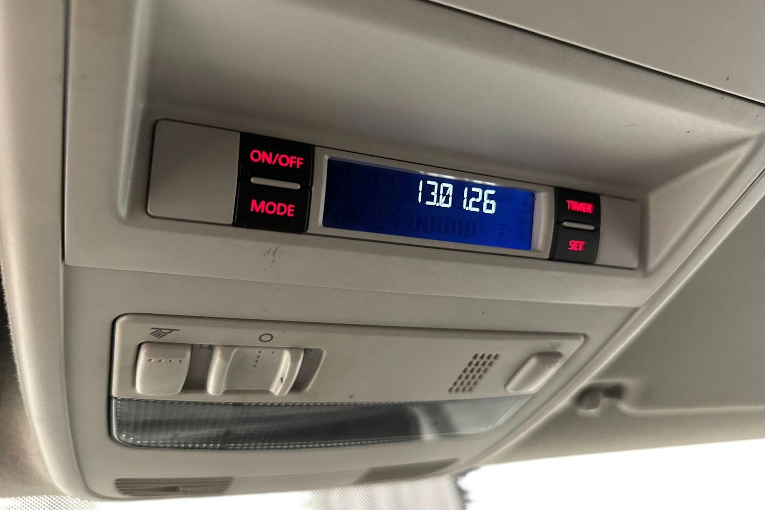 harmaa Volkswagen Transporter 2019 kuva 12.