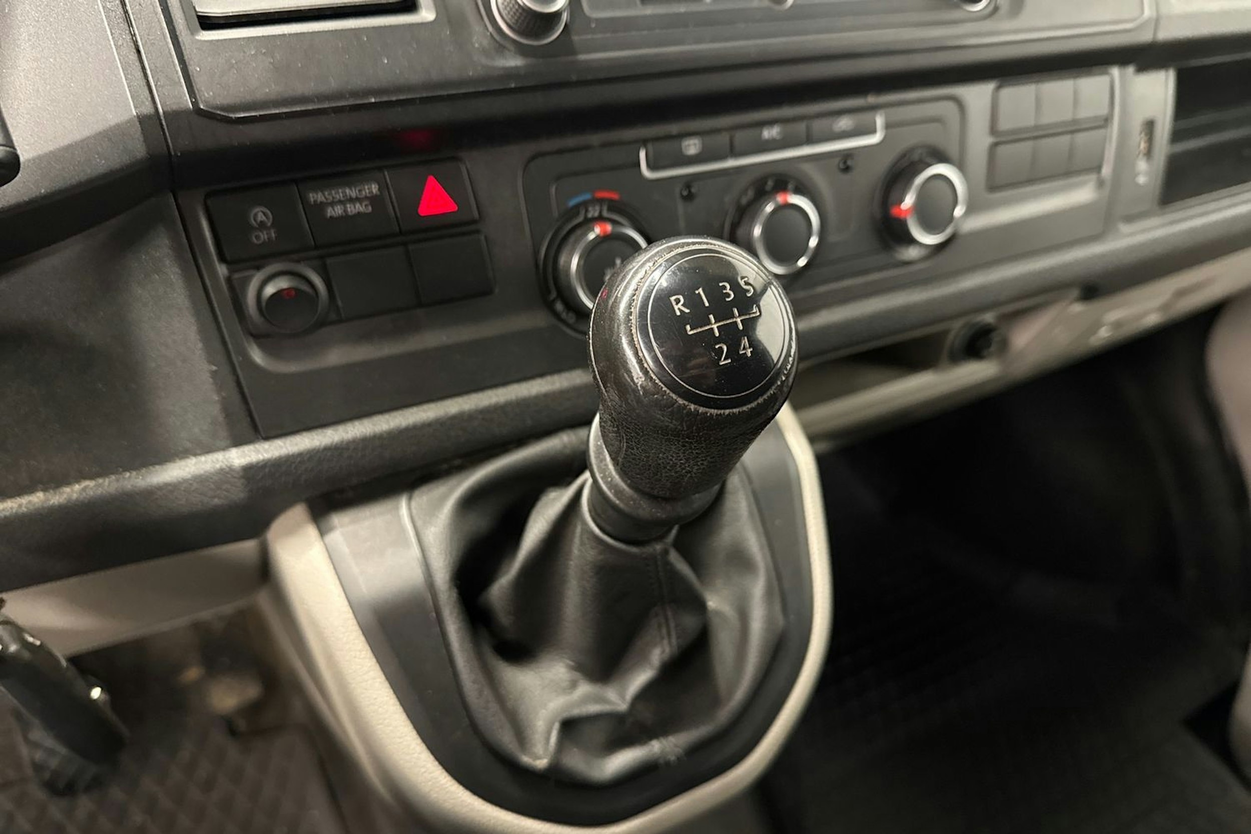 harmaa Volkswagen Transporter 2019 kuva 13.