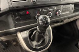 harmaa Volkswagen Transporter 2019 kuva 13.