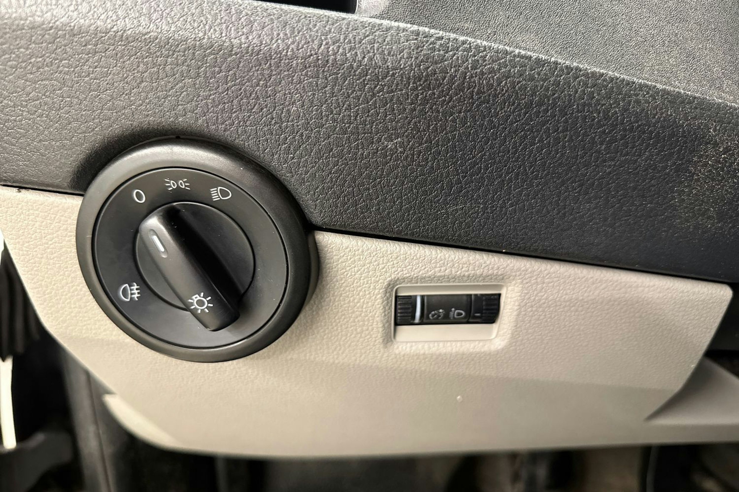 harmaa Volkswagen Transporter 2019 kuva 15.