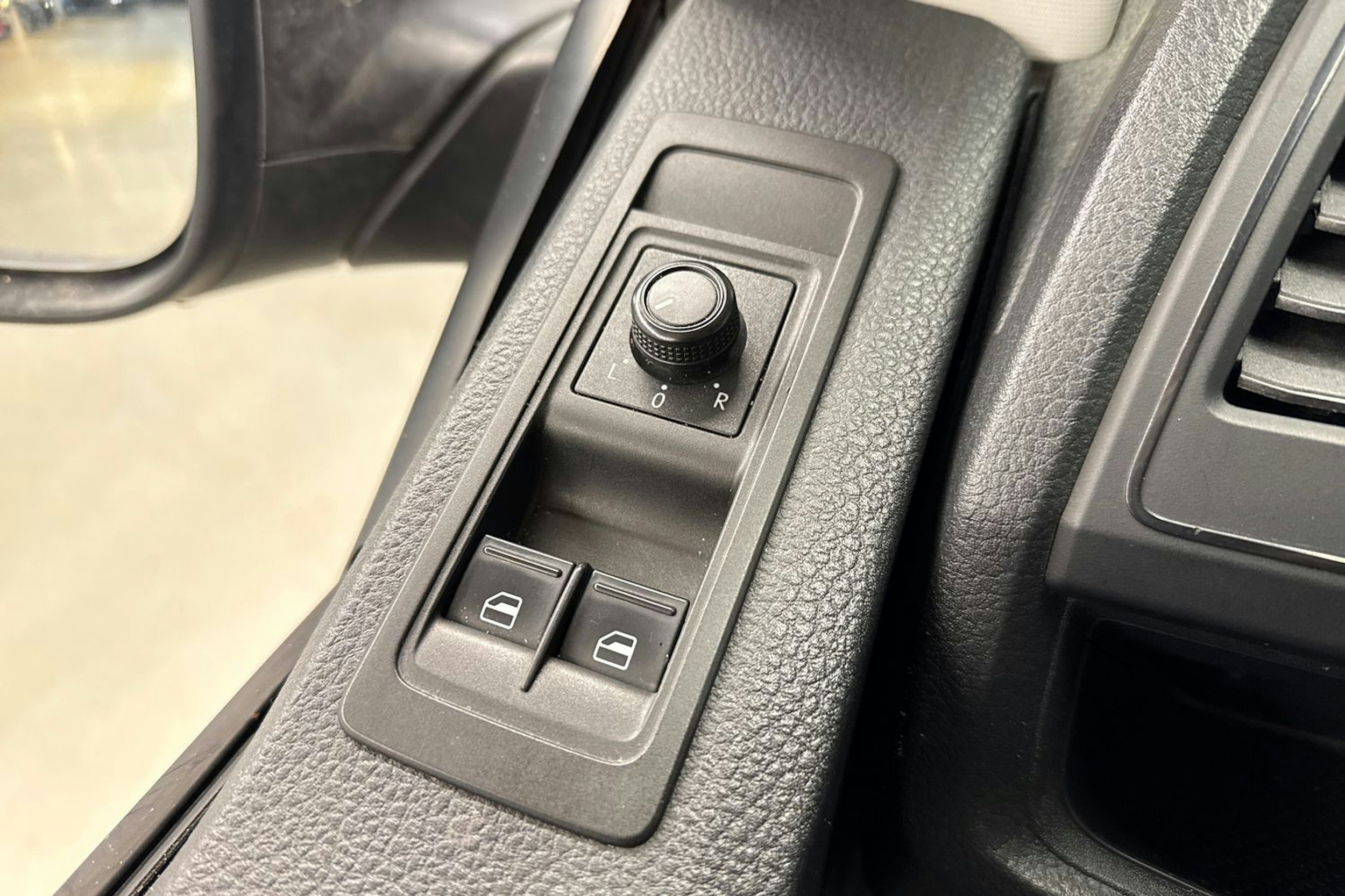 harmaa Volkswagen Transporter 2019 kuva 16.