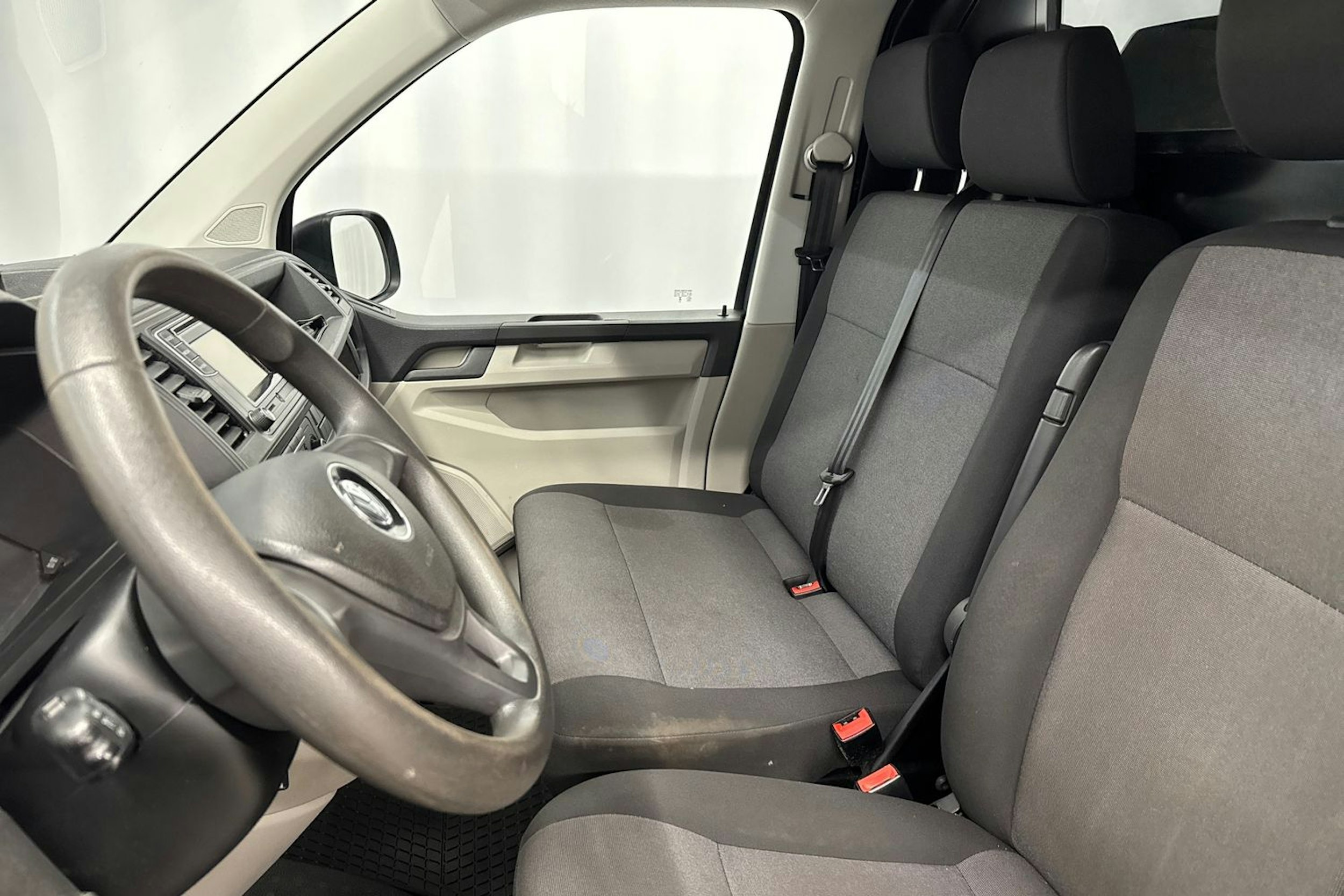 harmaa Volkswagen Transporter 2019 kuva 17.