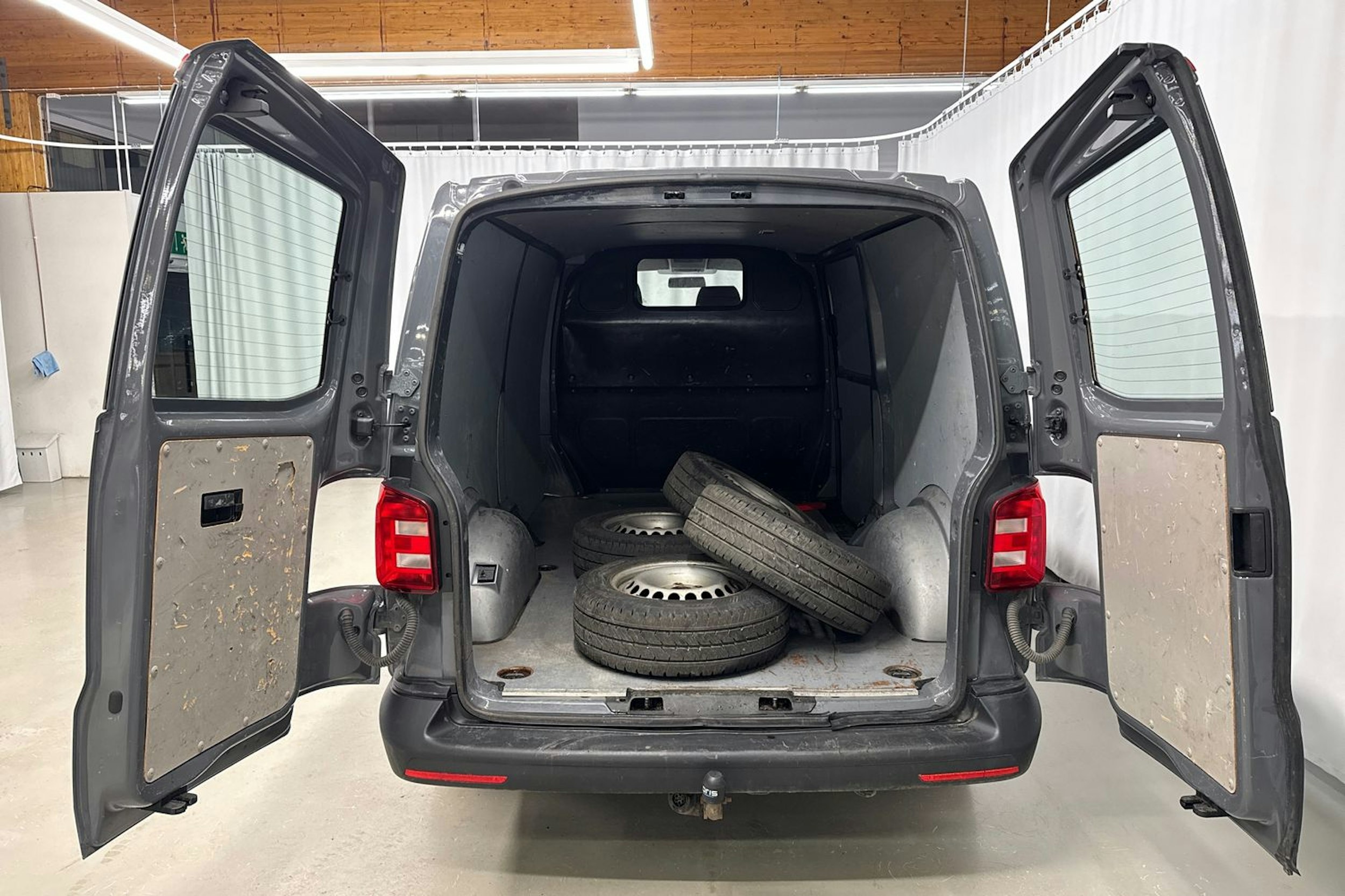 harmaa Volkswagen Transporter 2019 kuva 18.