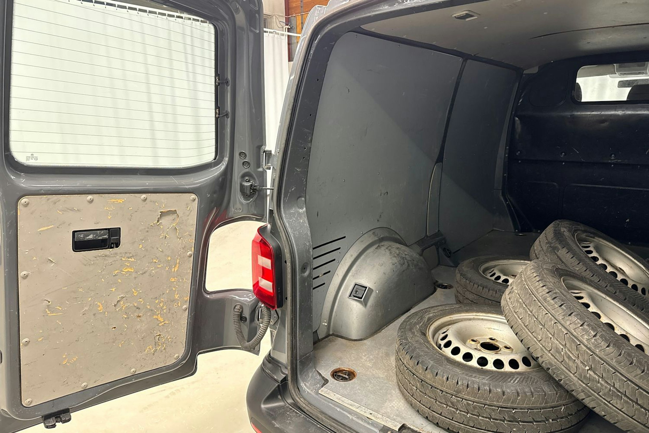 harmaa Volkswagen Transporter 2019 kuva 19.