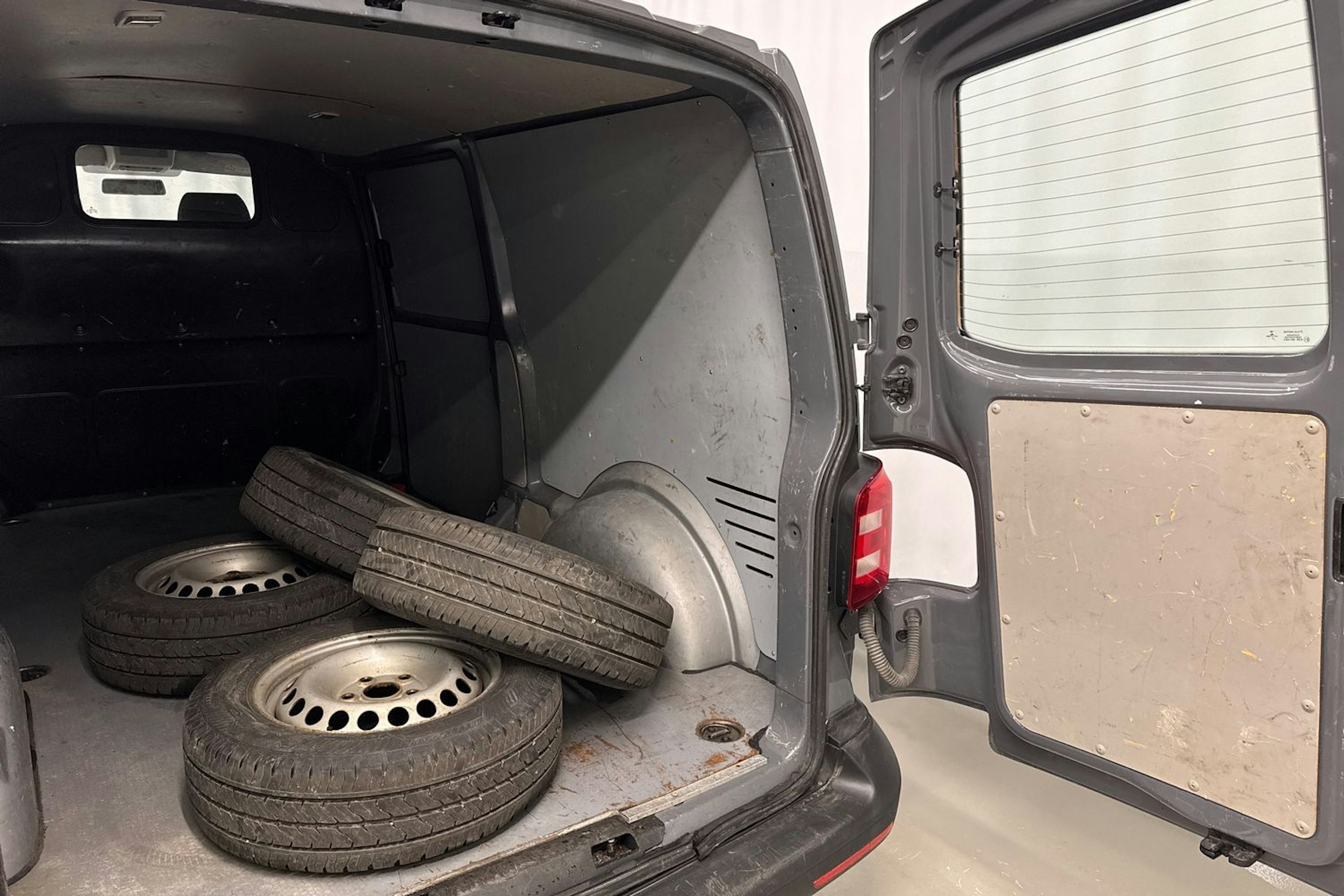 harmaa Volkswagen Transporter 2019 kuva 20.