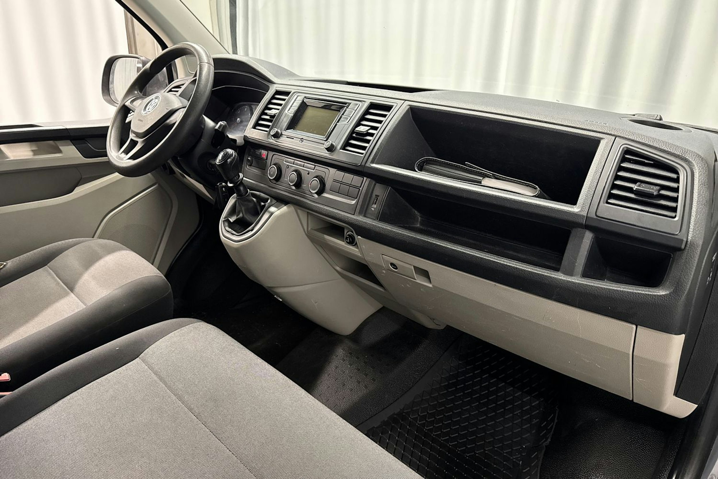 harmaa Volkswagen Transporter 2019 kuva 21.