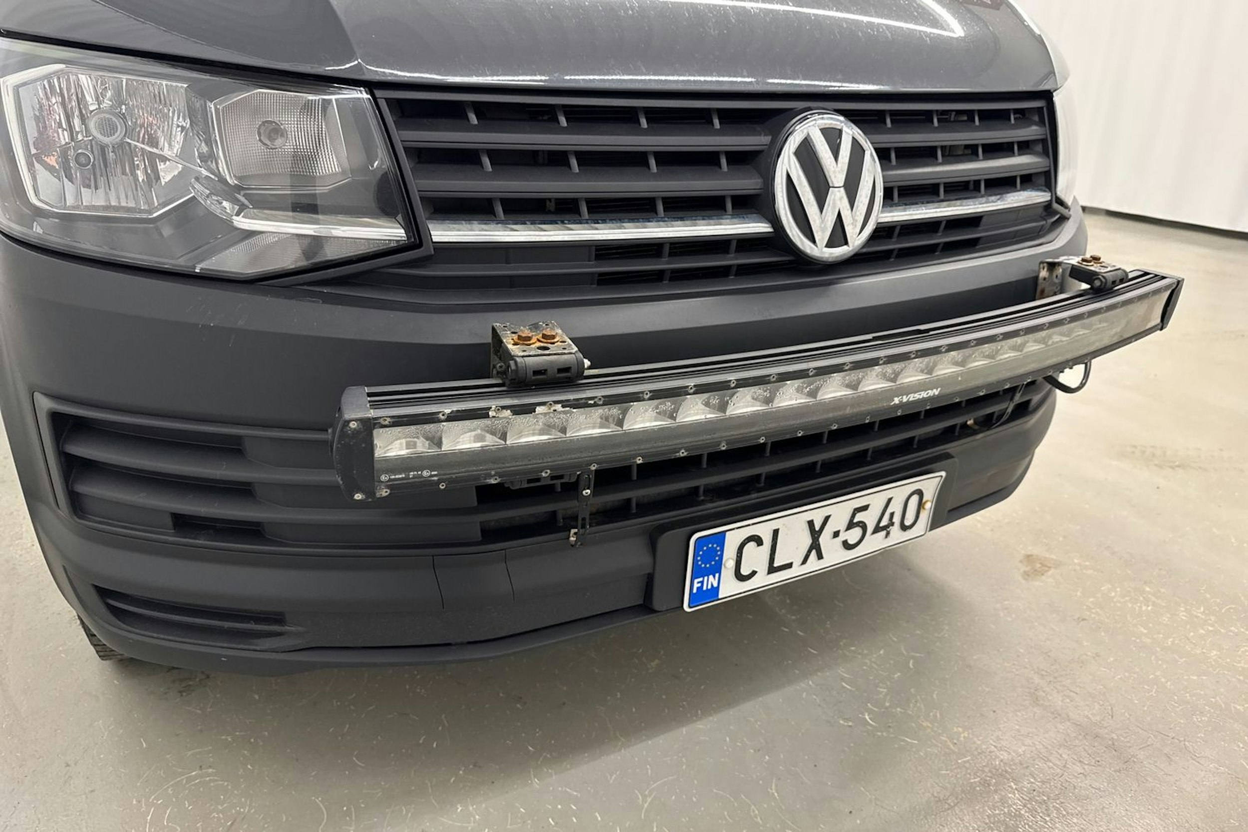 harmaa Volkswagen Transporter 2019 kuva 22.