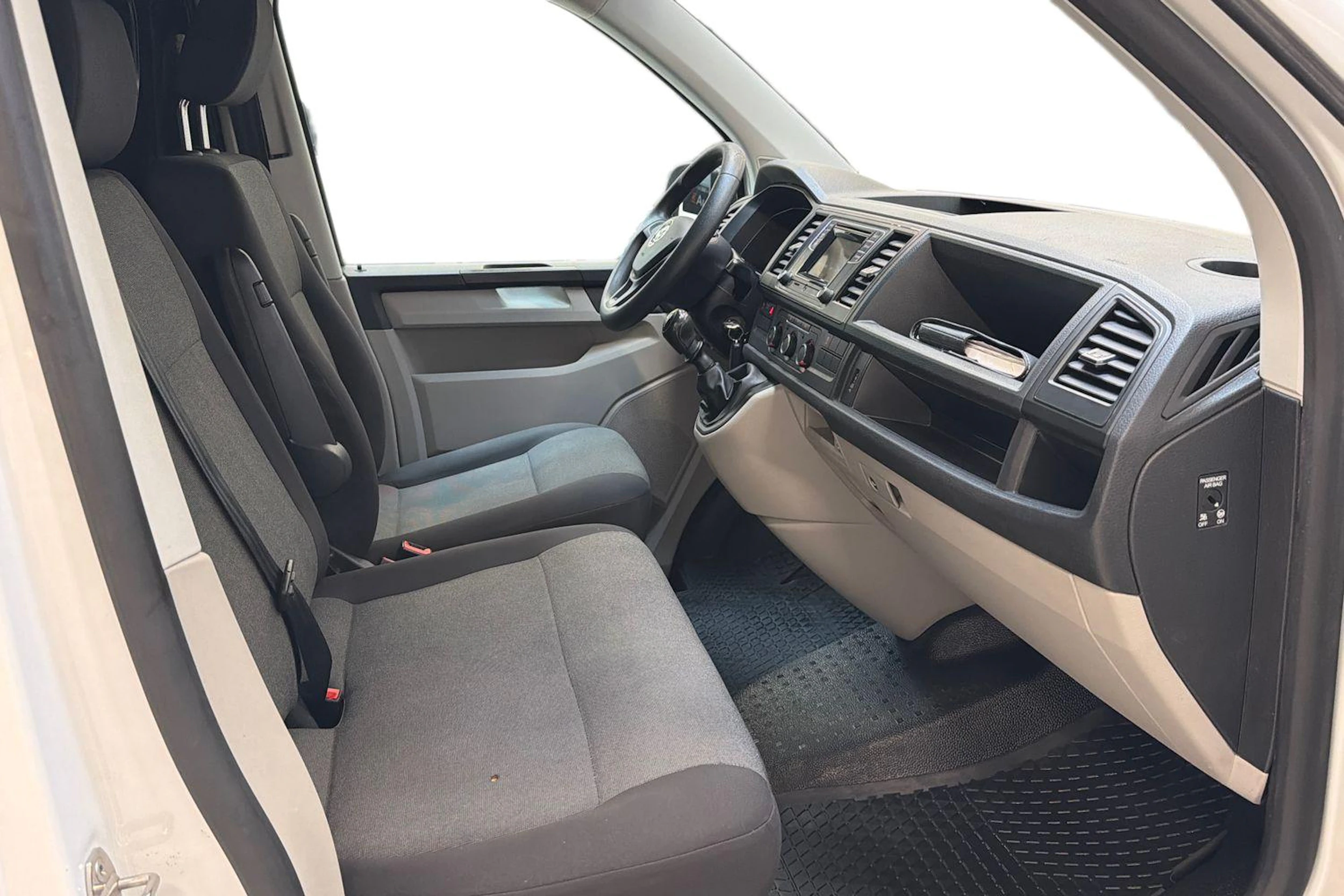 valkoinen Volkswagen Transporter 2019 kuva 11.