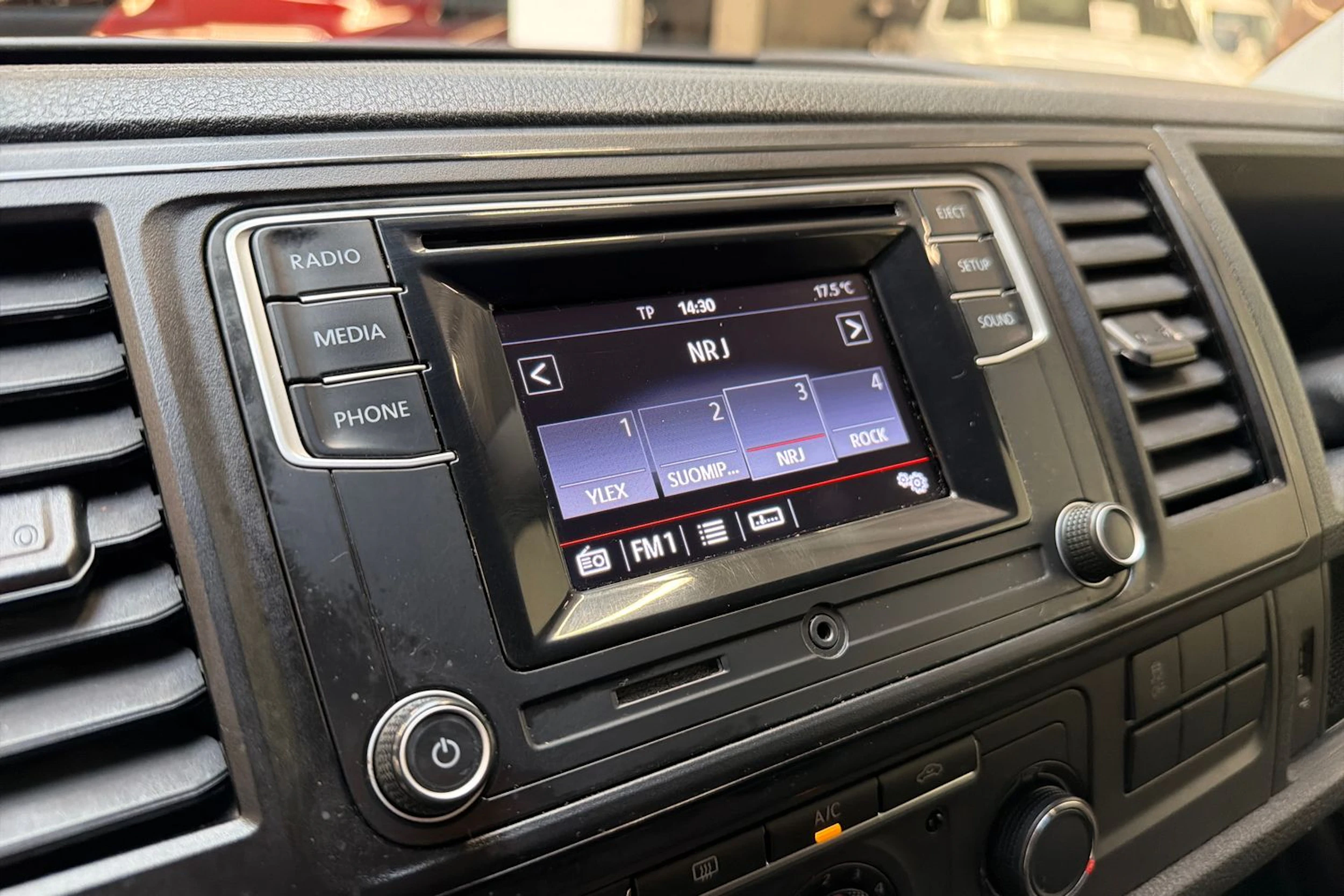 valkoinen Volkswagen Transporter 2019 kuva 15.