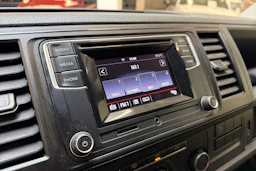 valkoinen Volkswagen Transporter 2019 kuva 15.
