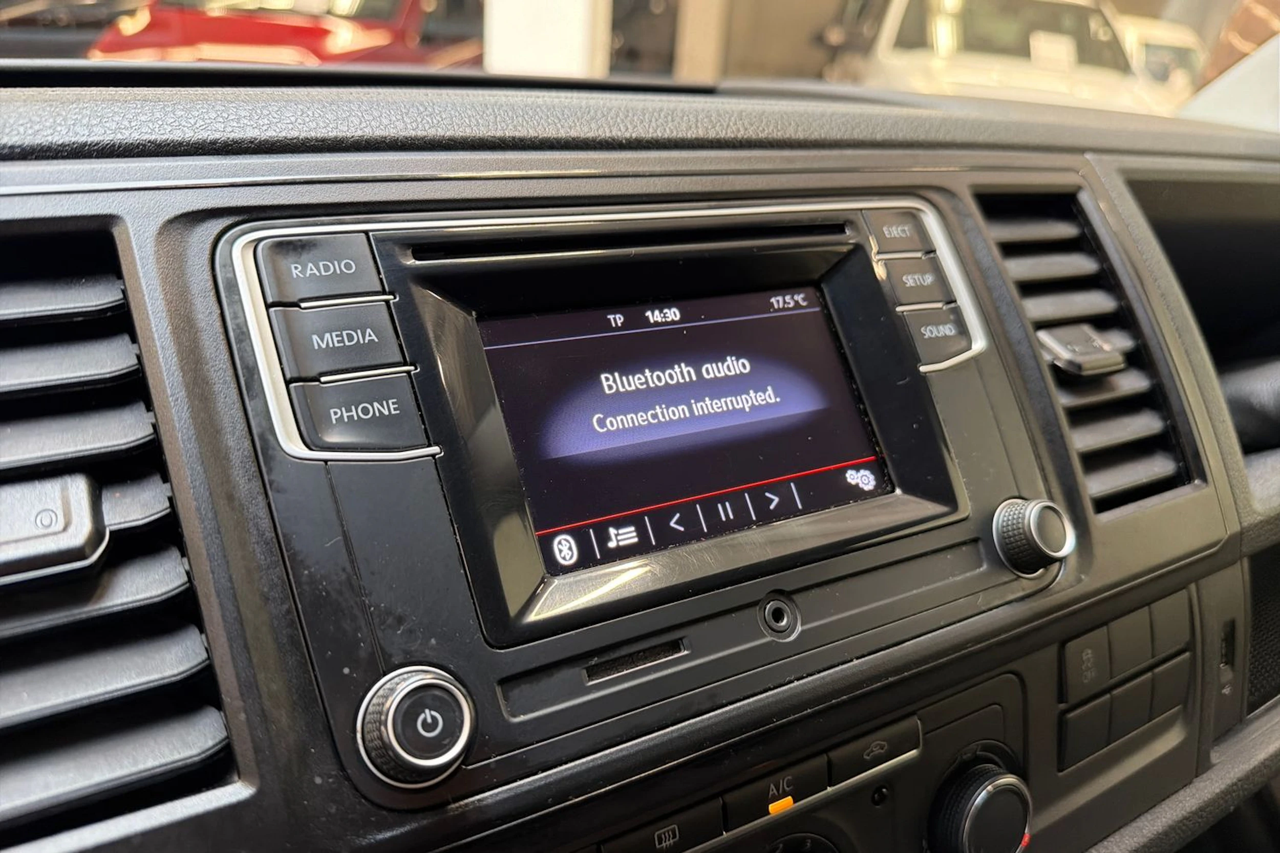 valkoinen Volkswagen Transporter 2019 kuva 16.