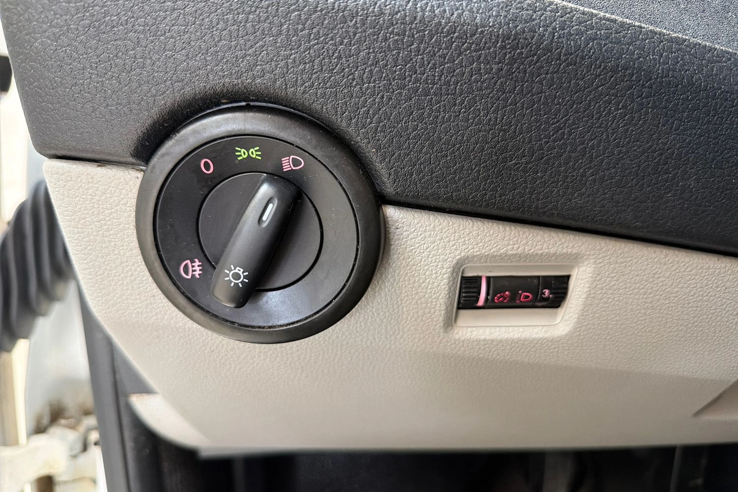 valkoinen Volkswagen Transporter 2019 kuva 20.