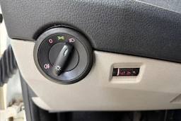 valkoinen Volkswagen Transporter 2019 kuva 20.