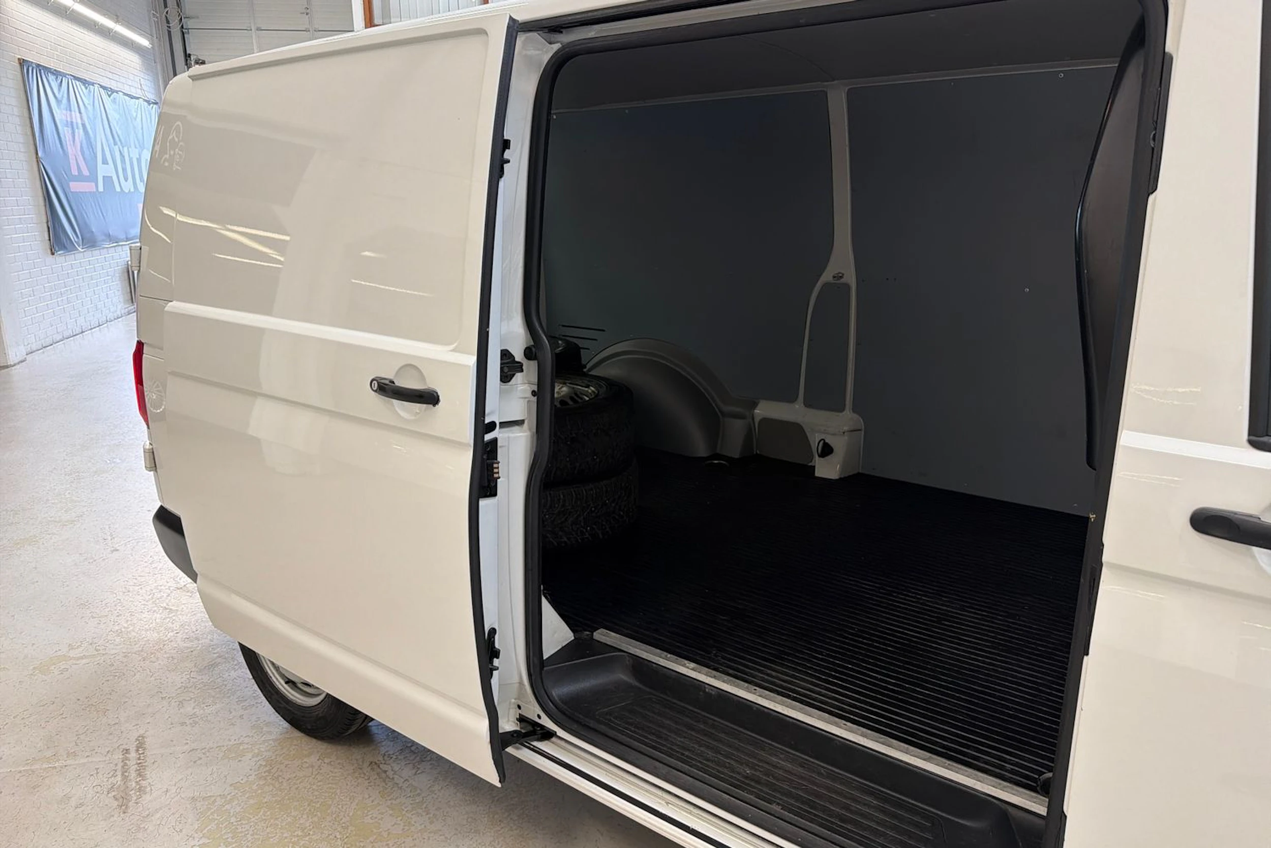 valkoinen Volkswagen Transporter 2019 kuva 23.