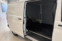 valkoinen Volkswagen Transporter 2019 kuva 23.