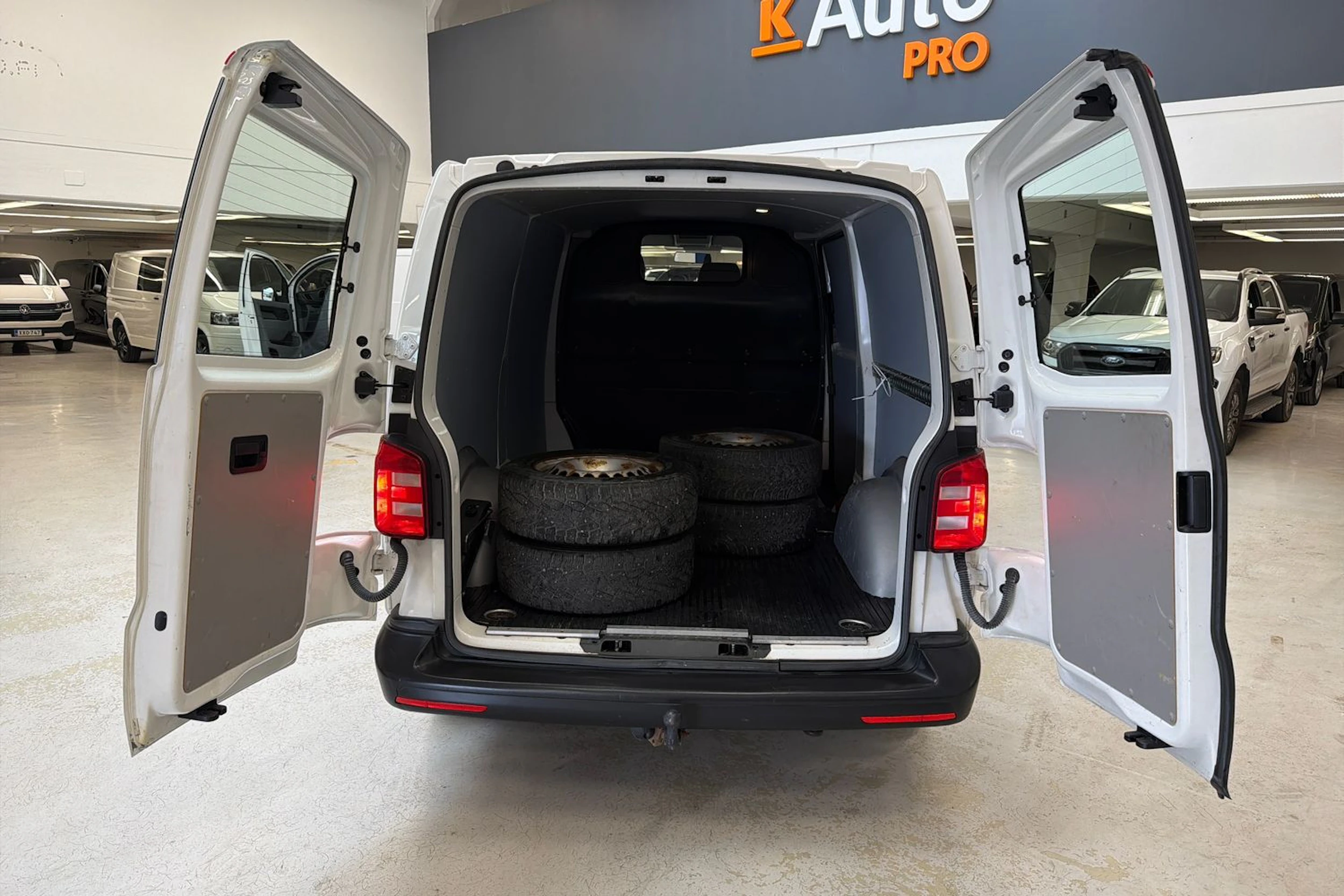 valkoinen Volkswagen Transporter 2019 kuva 24.
