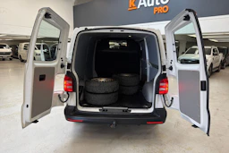 valkoinen Volkswagen Transporter 2019 kuva 24.