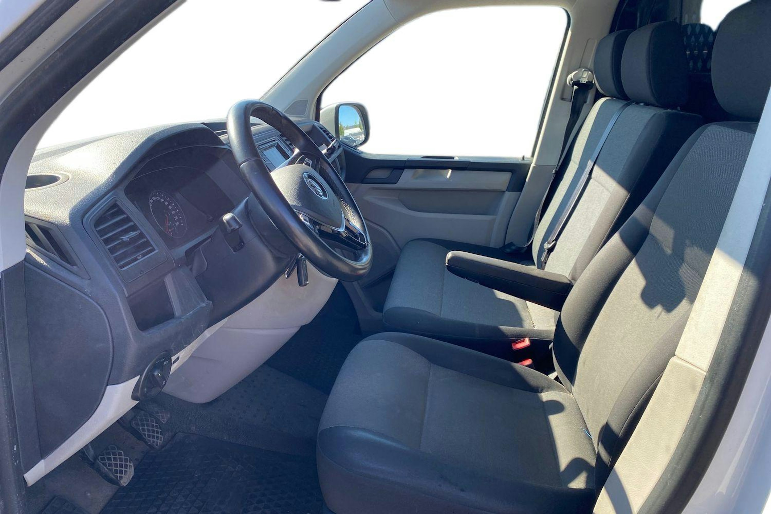 valkoinen Volkswagen Transporter 2019 kuva 3.