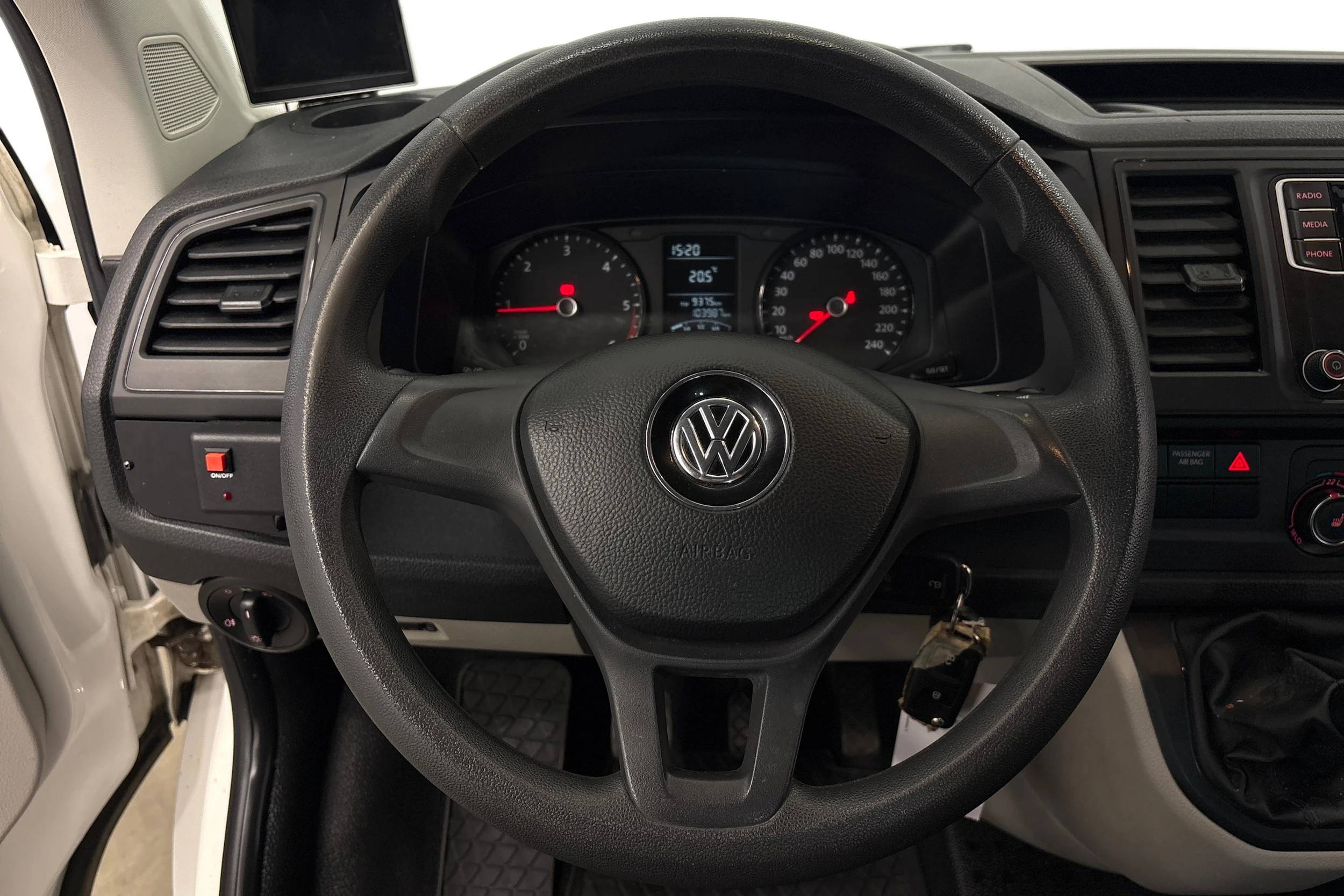 valkoinen Volkswagen Transporter 2019 kuva 8.