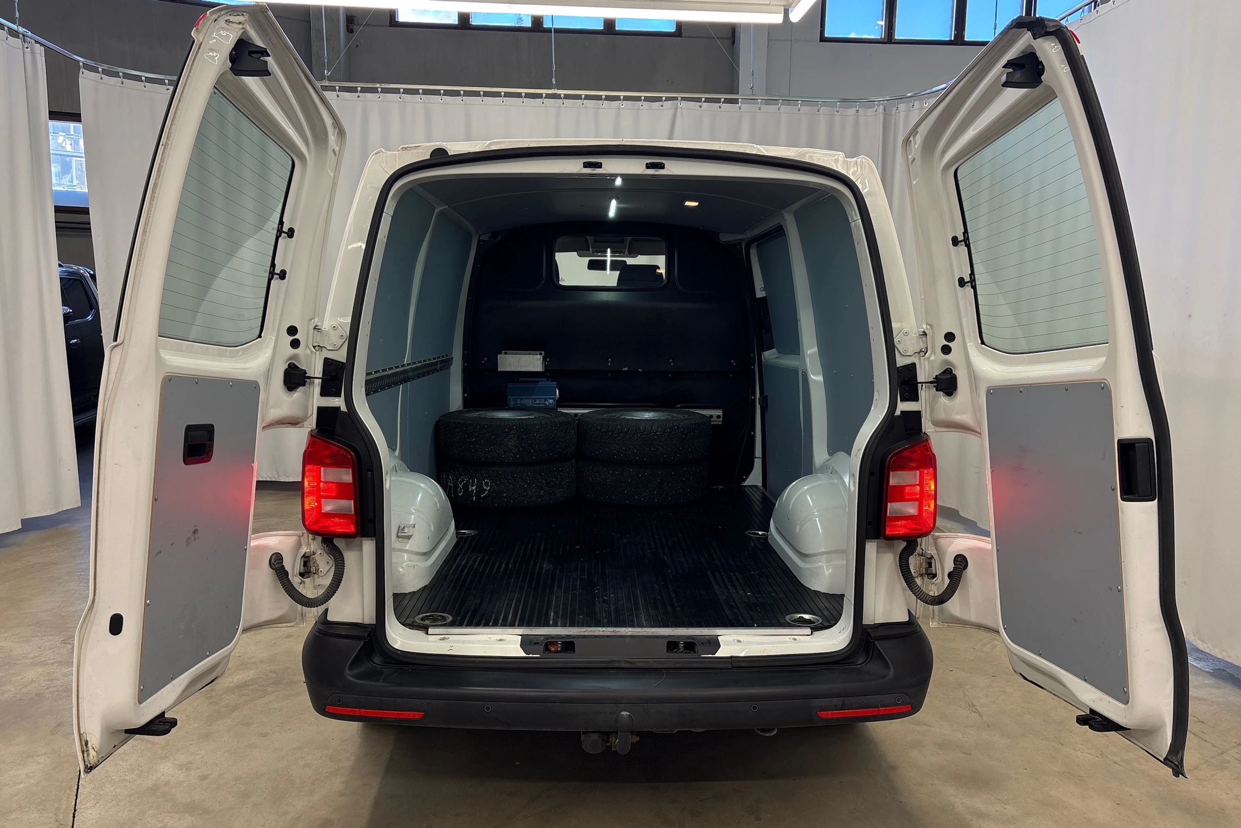 valkoinen Volkswagen Transporter 2019 kuva 10.