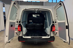 valkoinen Volkswagen Transporter 2019 kuva 10.