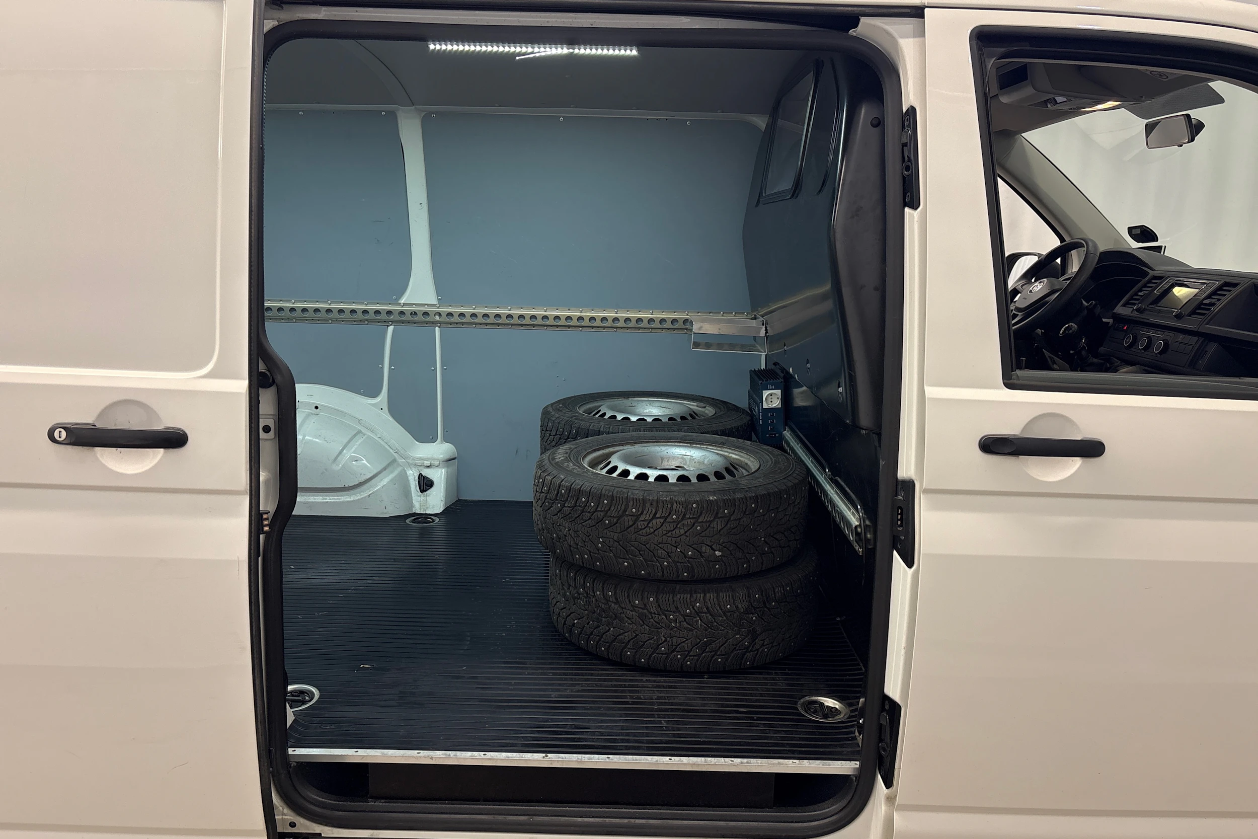 valkoinen Volkswagen Transporter 2019 kuva 11.
