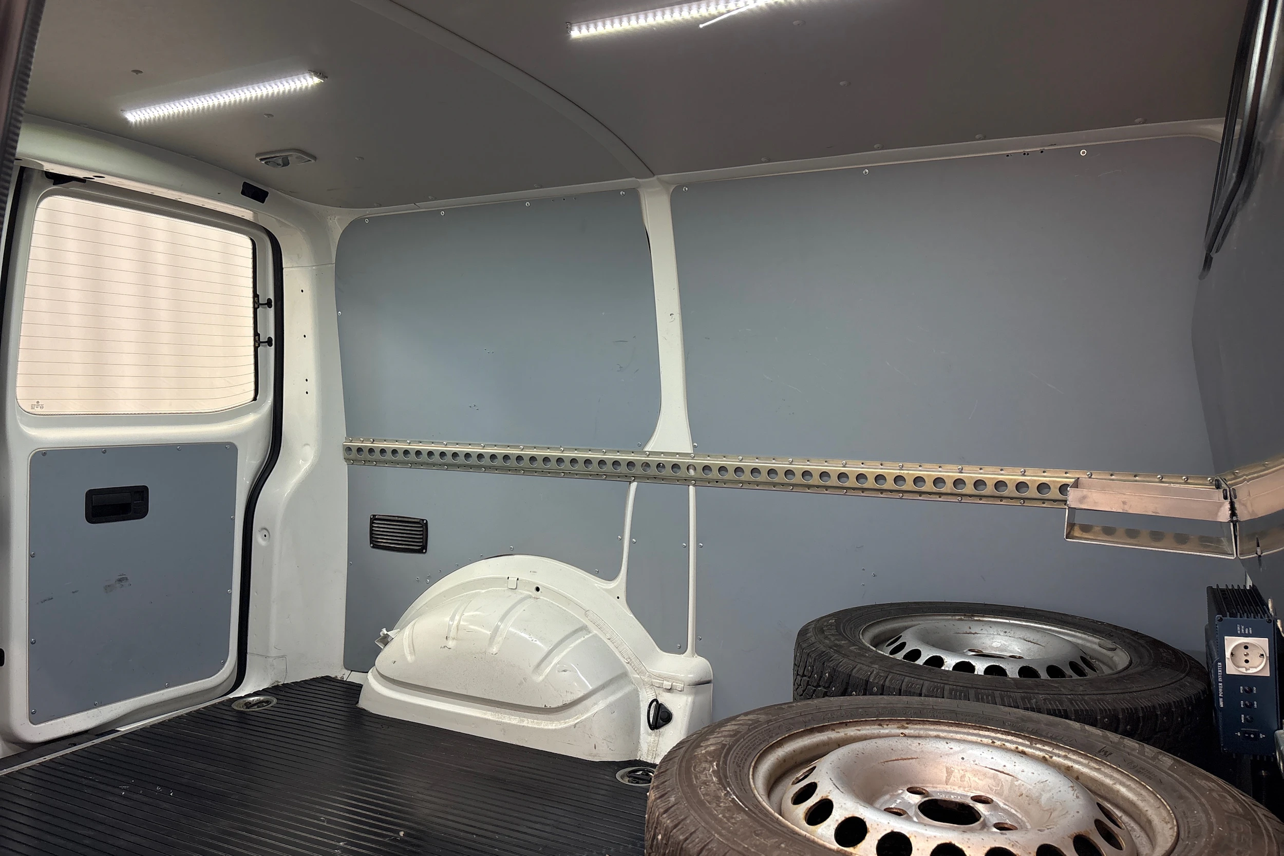 valkoinen Volkswagen Transporter 2019 kuva 13.