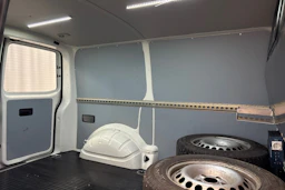 valkoinen Volkswagen Transporter 2019 kuva 13.