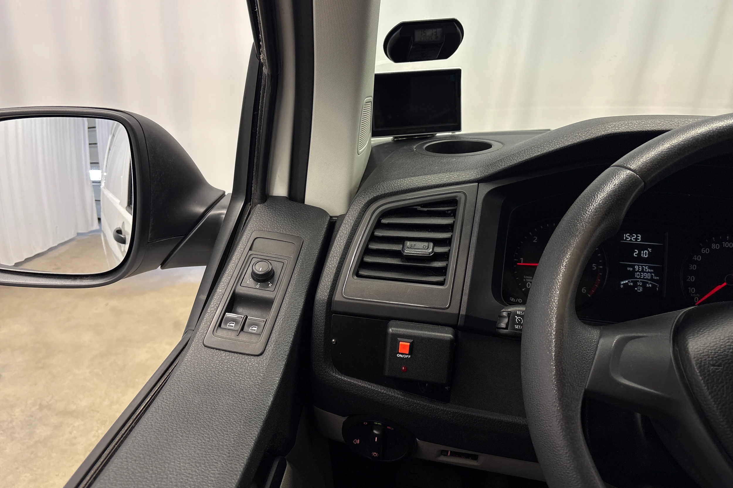 valkoinen Volkswagen Transporter 2019 kuva 14.