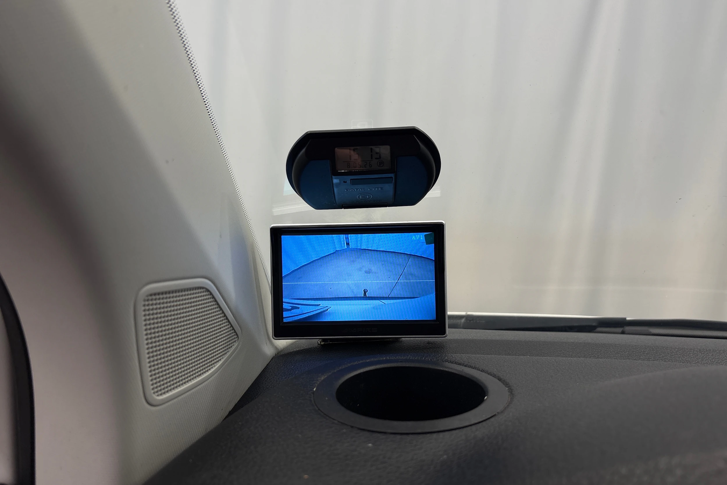 valkoinen Volkswagen Transporter 2019 kuva 15.