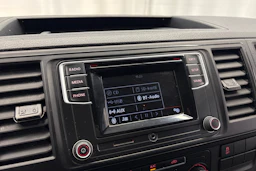 valkoinen Volkswagen Transporter 2019 kuva 16.