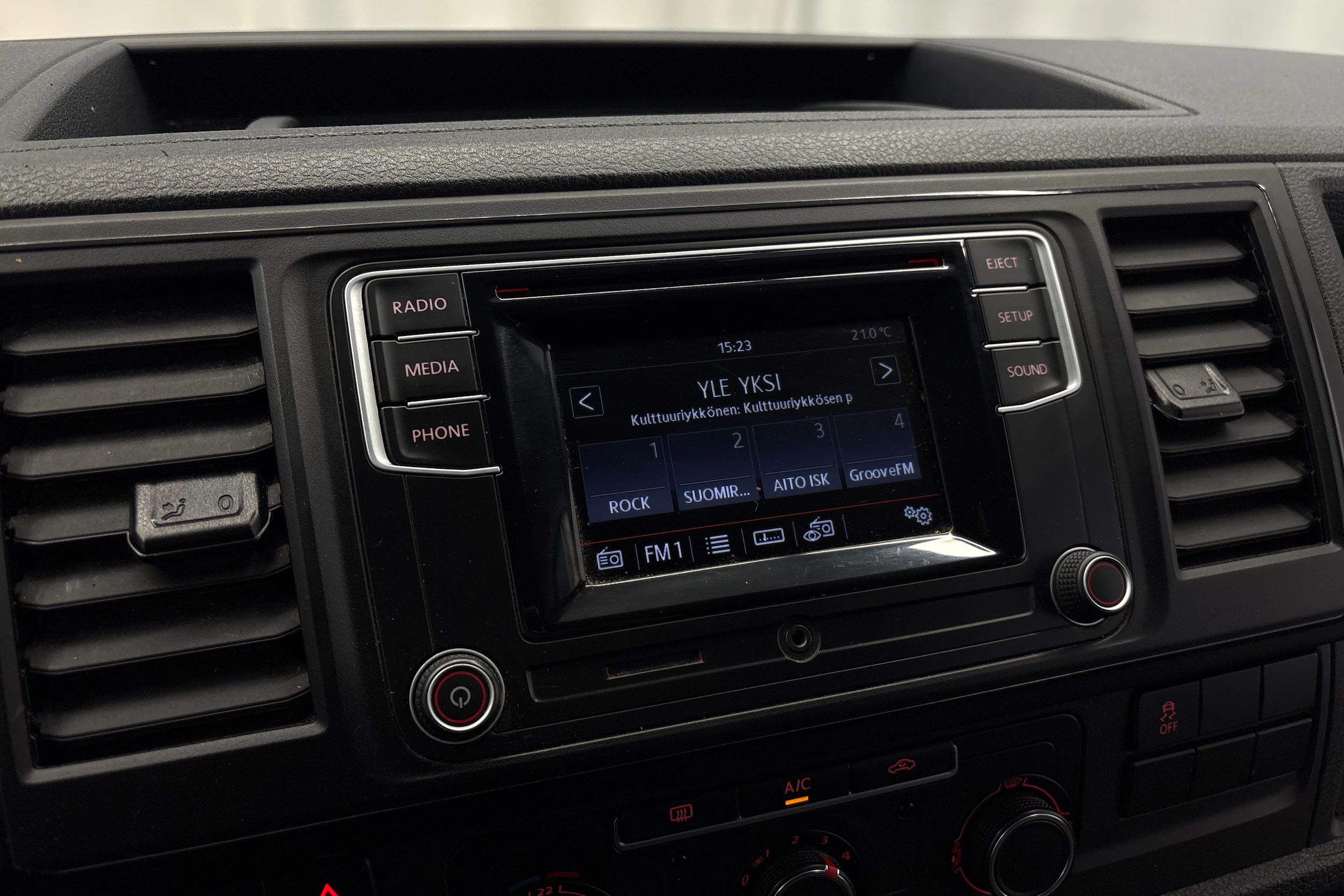 valkoinen Volkswagen Transporter 2019 kuva 17.